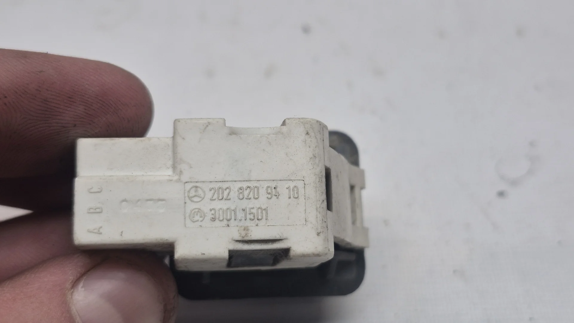 Концевик двери Mercedes-Benz W202 A2028209410 - миниатюра 3
