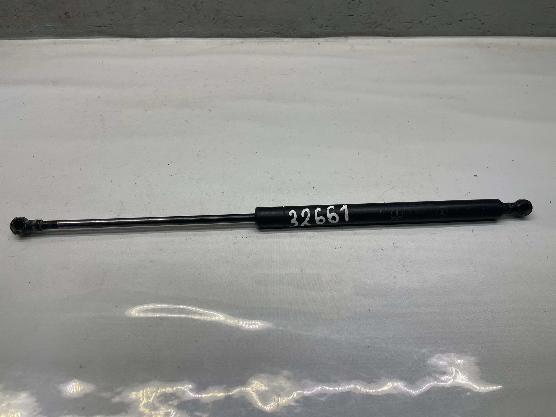Амортизатор капота Mercedes-Benz W210 A2108800429 - изображение 1