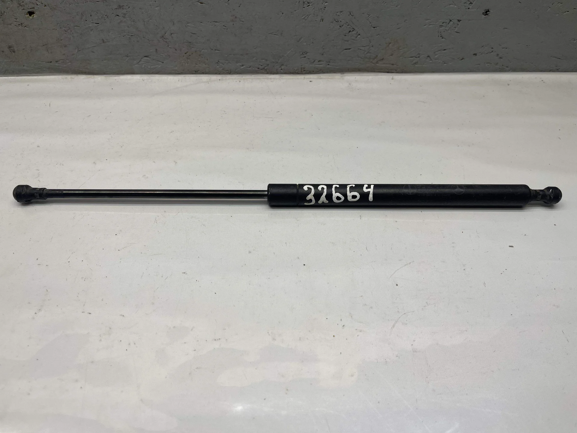 Амортизатор капота Mercedes-Benz W210 A2108800429 - изображение 1