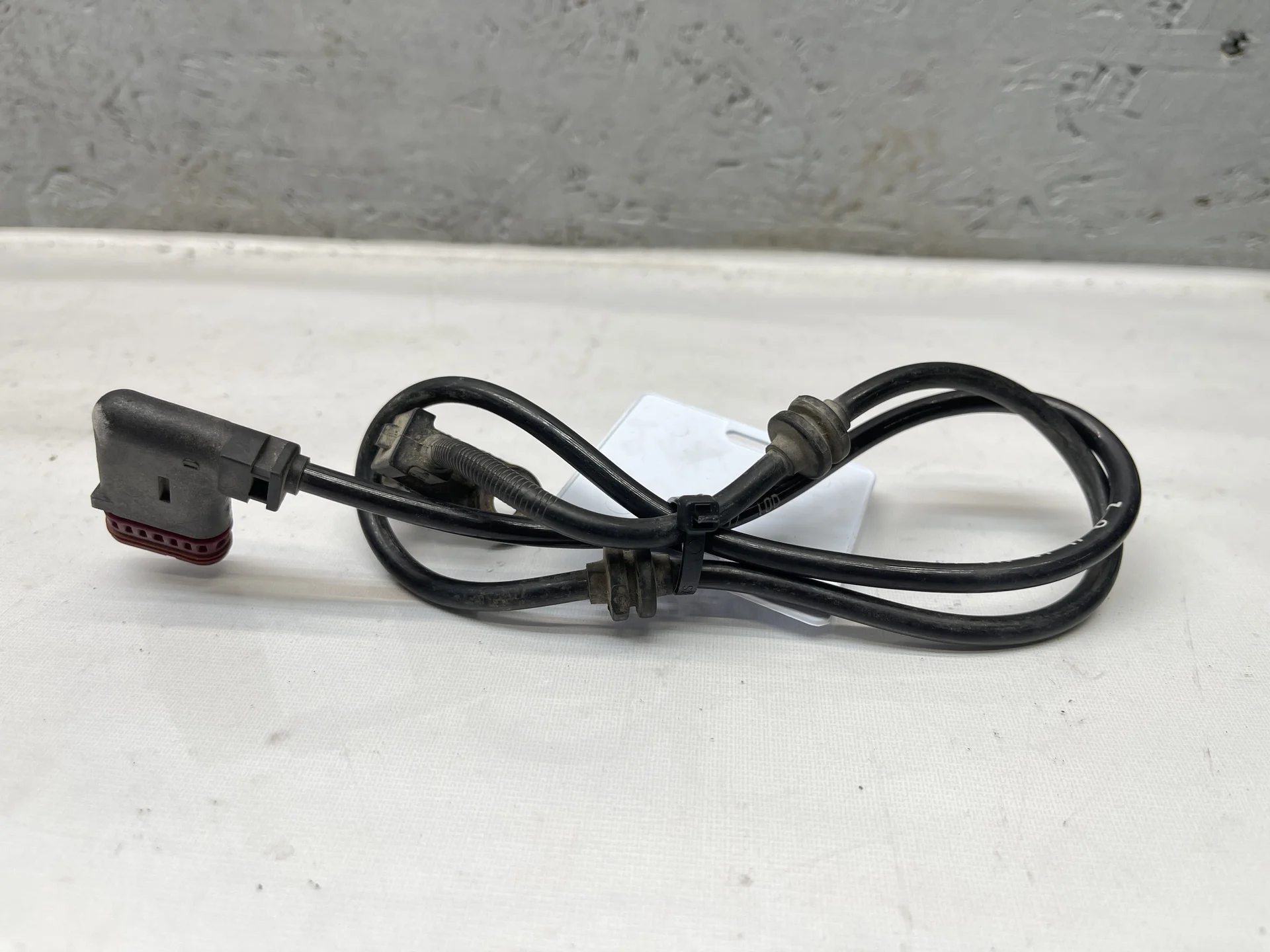 Датчик ABS задний Mercedes-Benz W221 A2215400117 - изображение 1