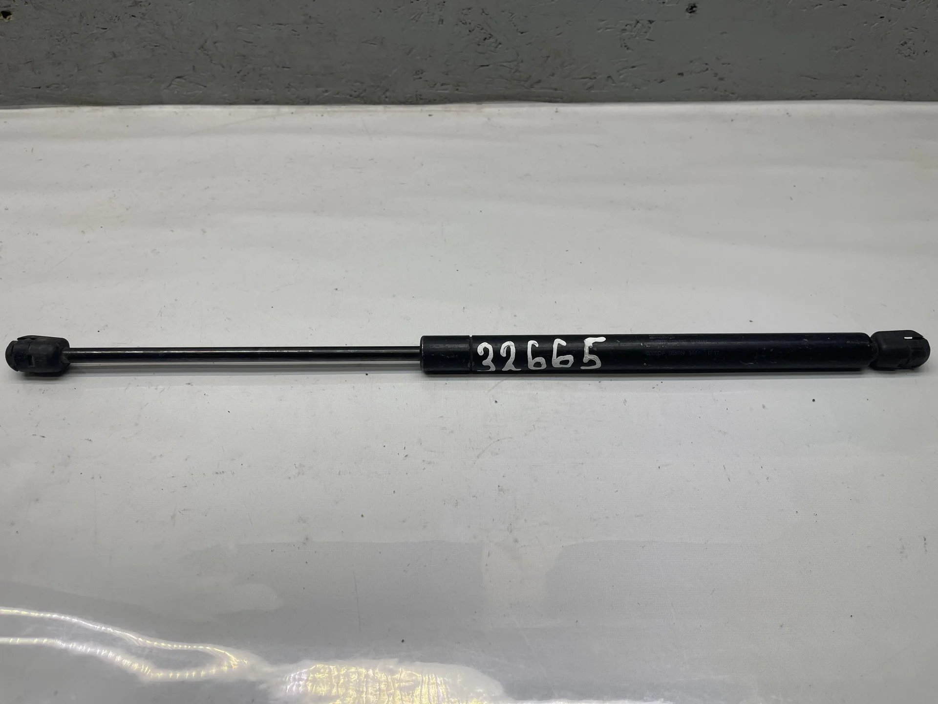 Амортизатор капота Mercedes-Benz W210 A2108800429 - изображение 1