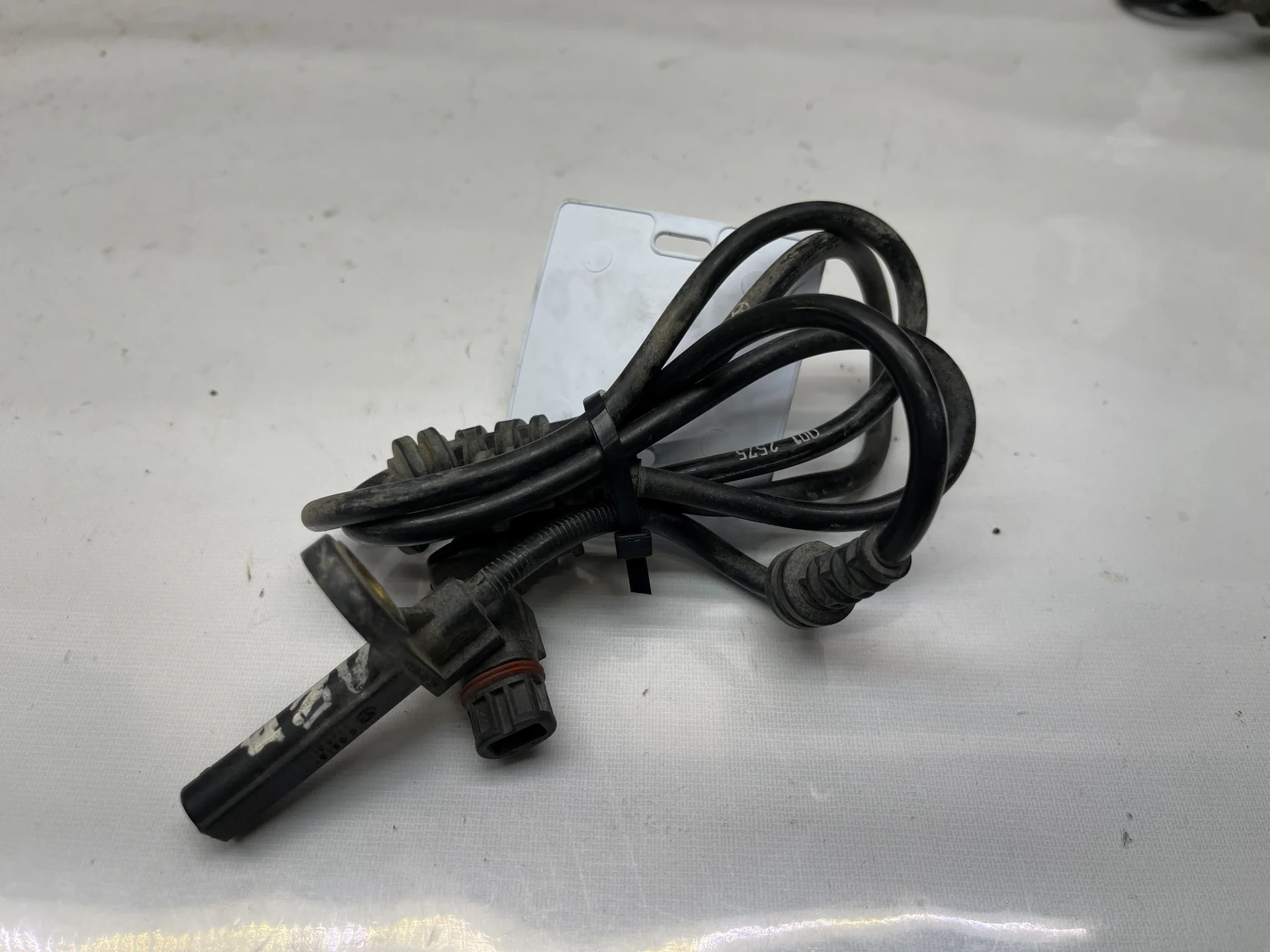 Датчик ABS передний Mercedes-Benz W221 A2215400317 - изображение 1