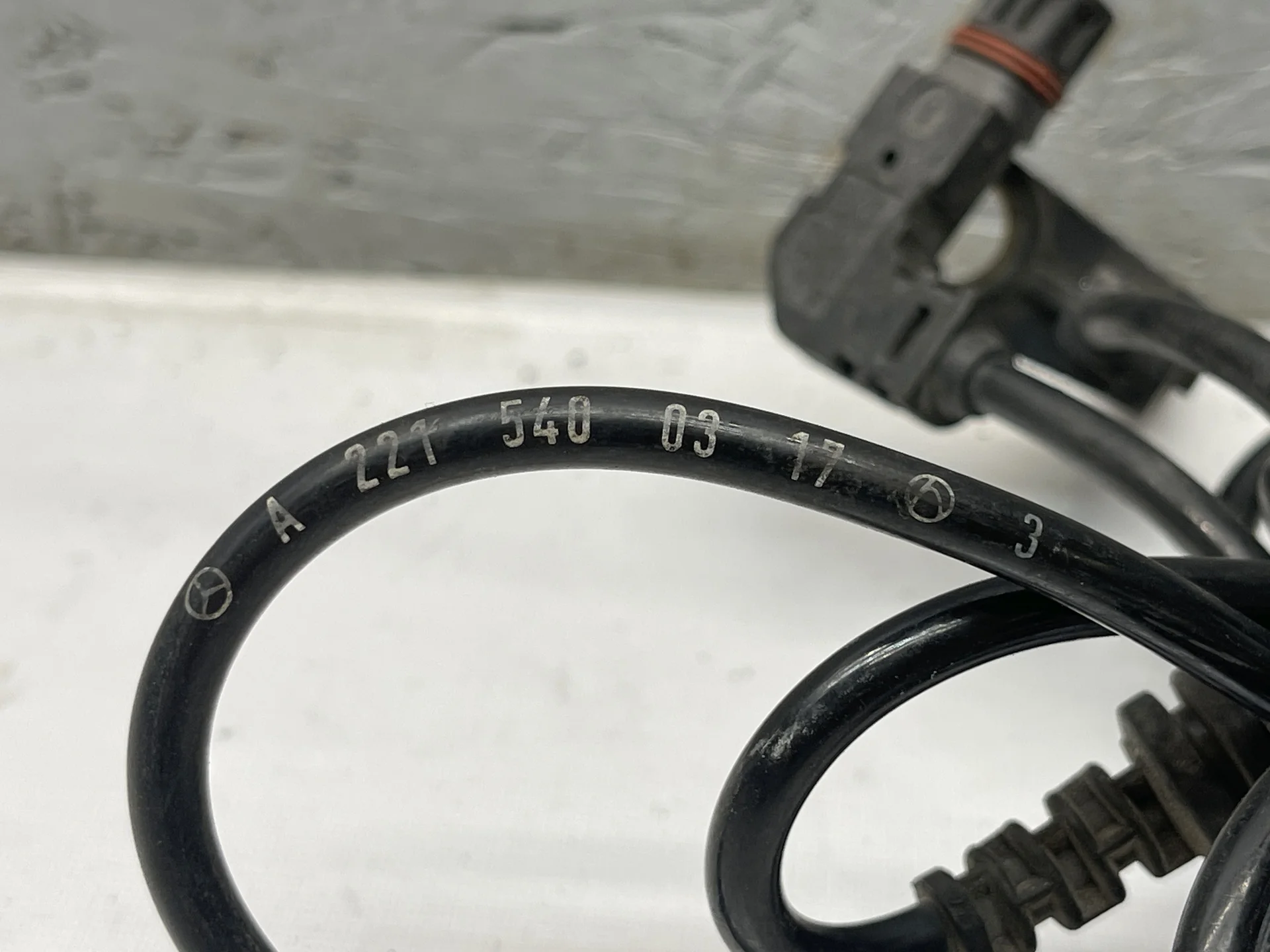 Датчик ABS передний Mercedes-Benz W221  A2215400317 - миниатюра 4