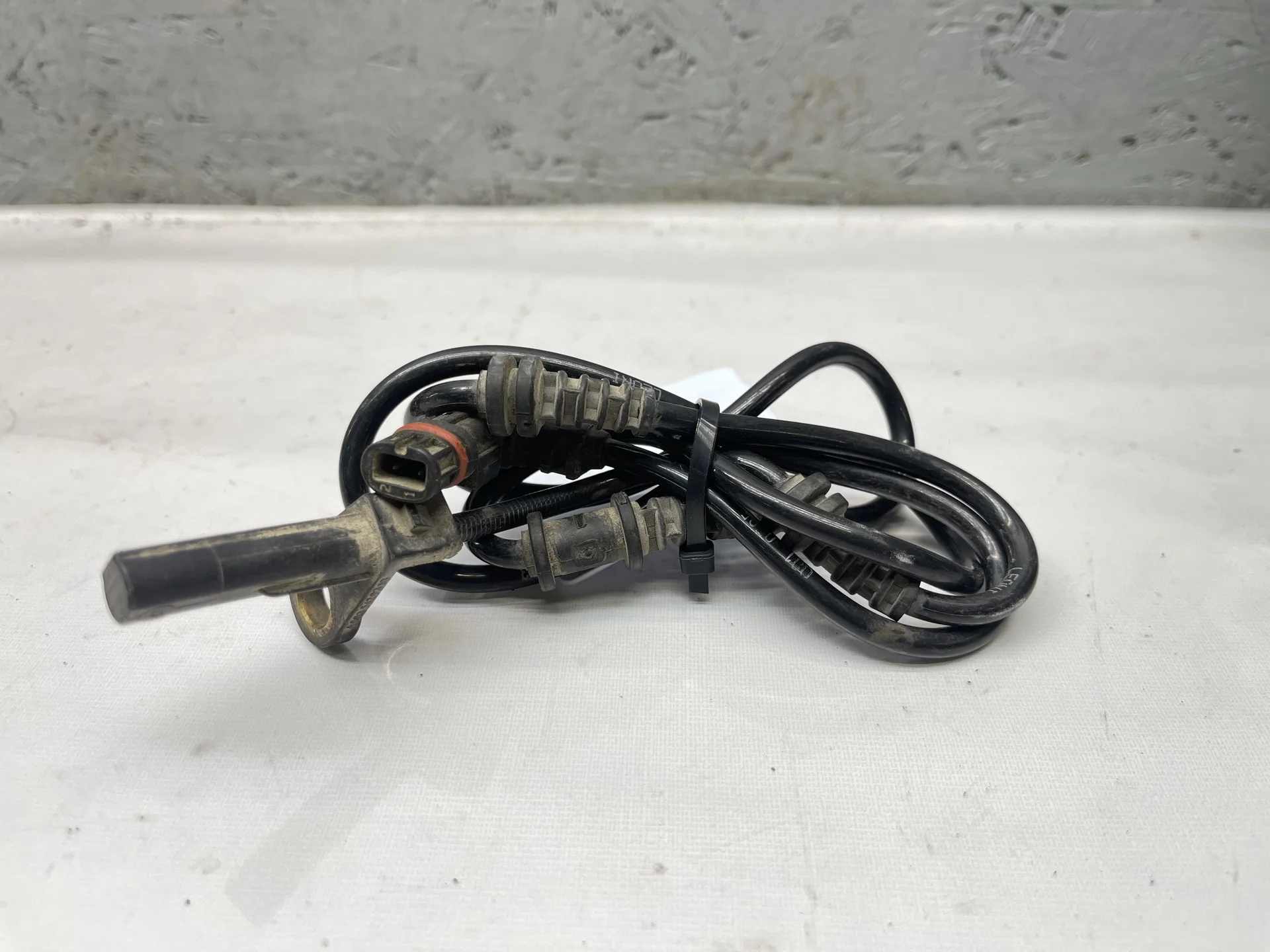 Датчик ABS передний Mercedes-Benz W221 A2215400317 - изображение 1