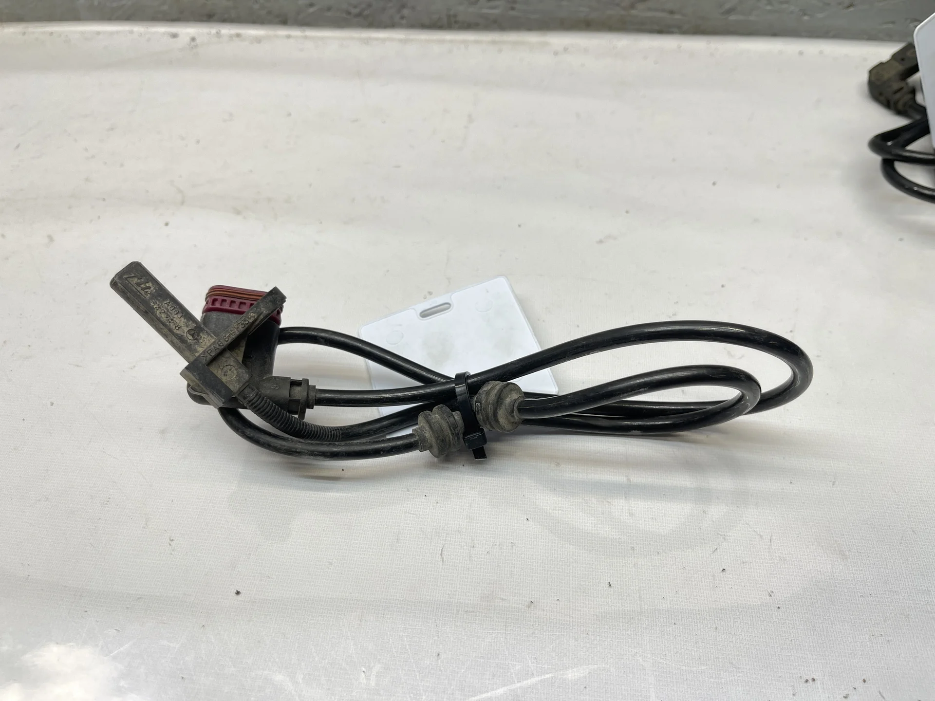 Датчик ABS задний Mercedes-Benz W221 A2215400117 - изображение 1