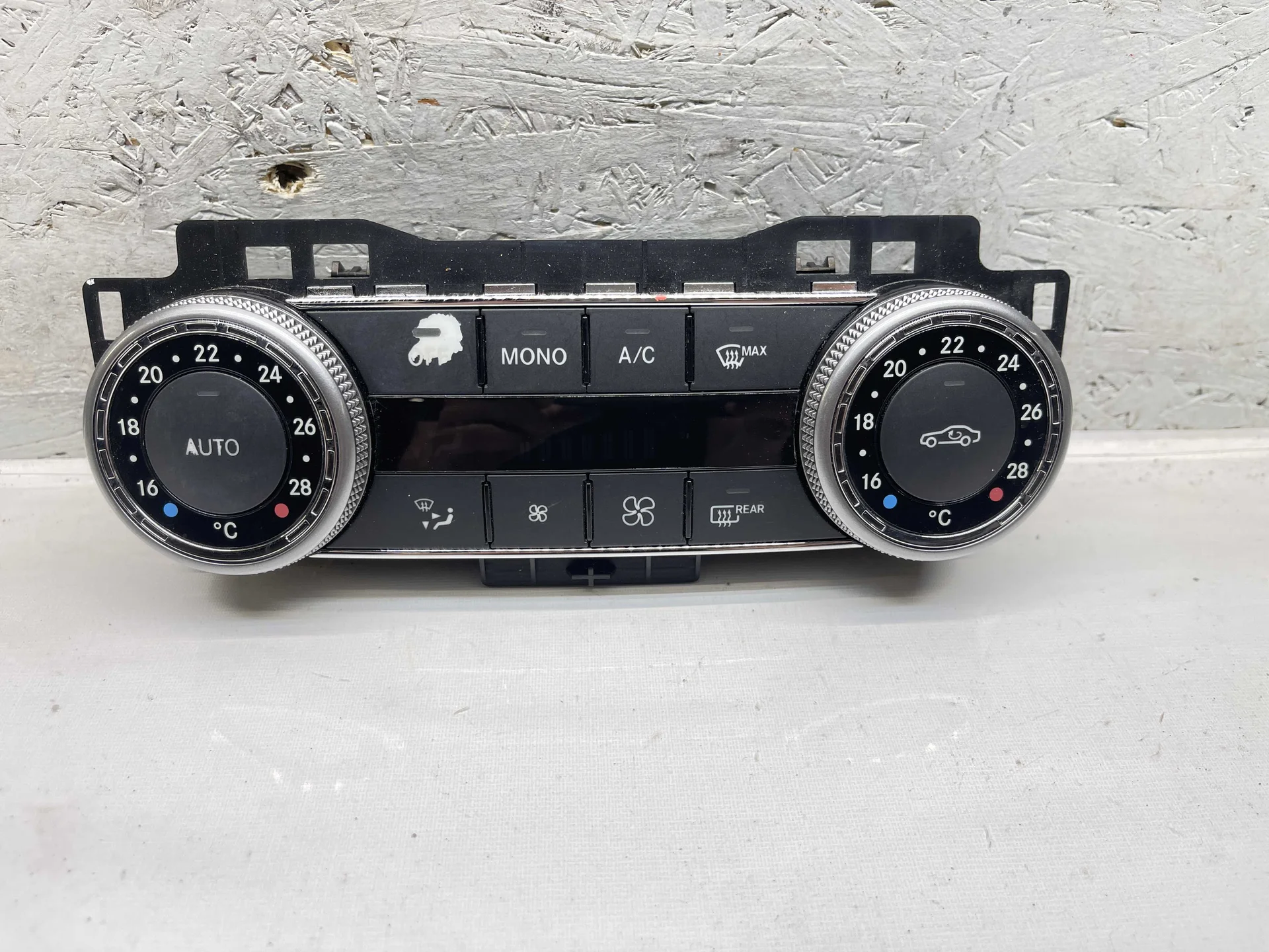 Накладка блока управления климатом Mercedes-Benz W204 271 A2048300590 - изображение 1
