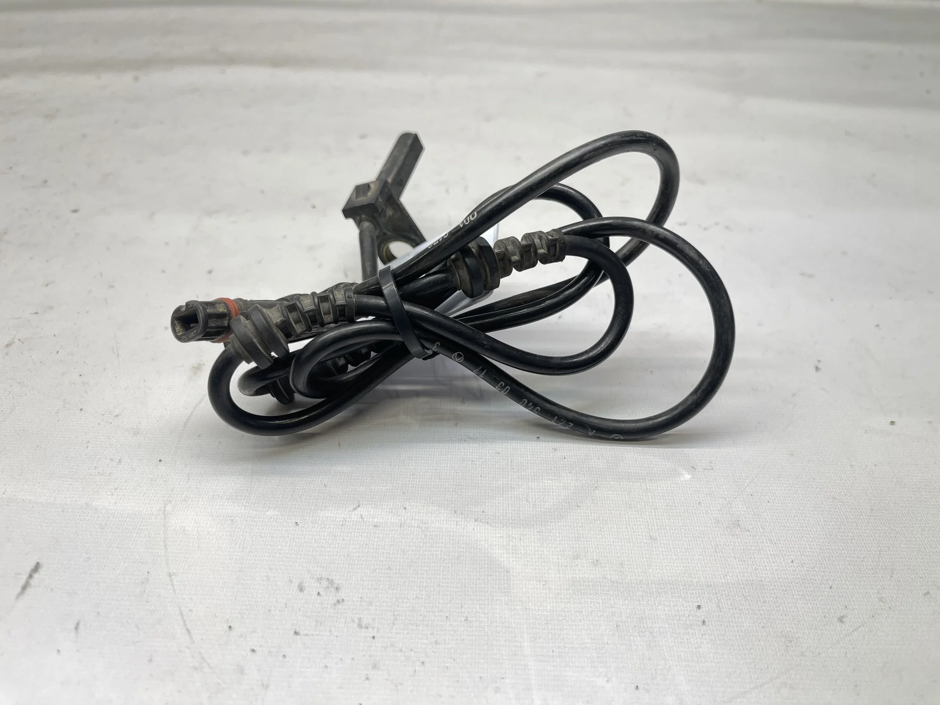 Датчик ABS передний Mercedes-Benz W221 A2218400317 - изображение 1