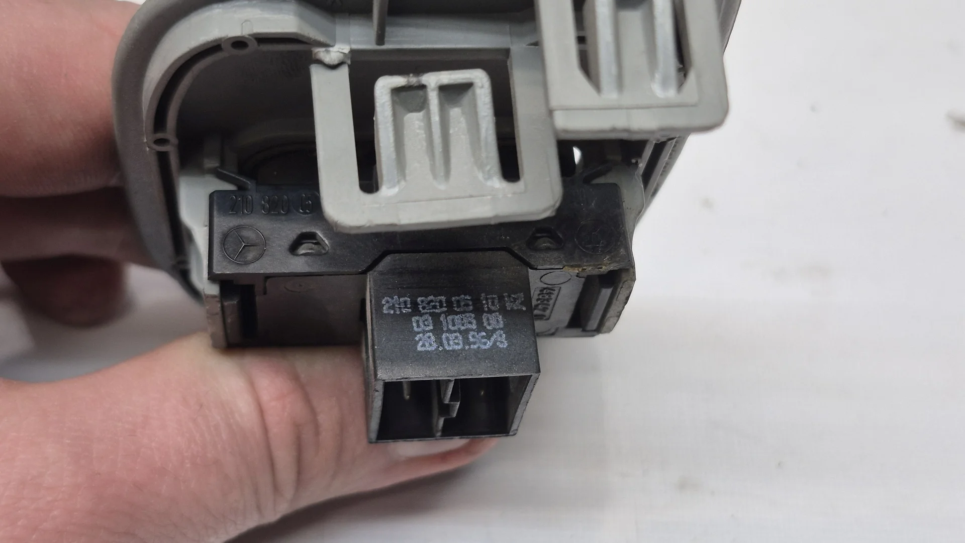 Кнопка стеклоподъёмника задняя Mercedes-Benz W210  A2108200510 - миниатюра 2