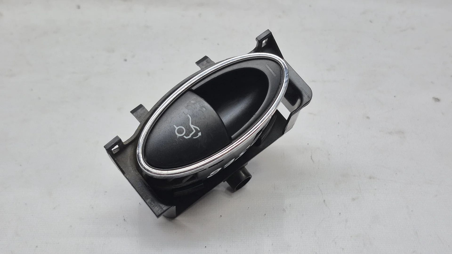 Кнопка открытия багажника Mercedes-Benz W211 A2118211151 - изображение 1