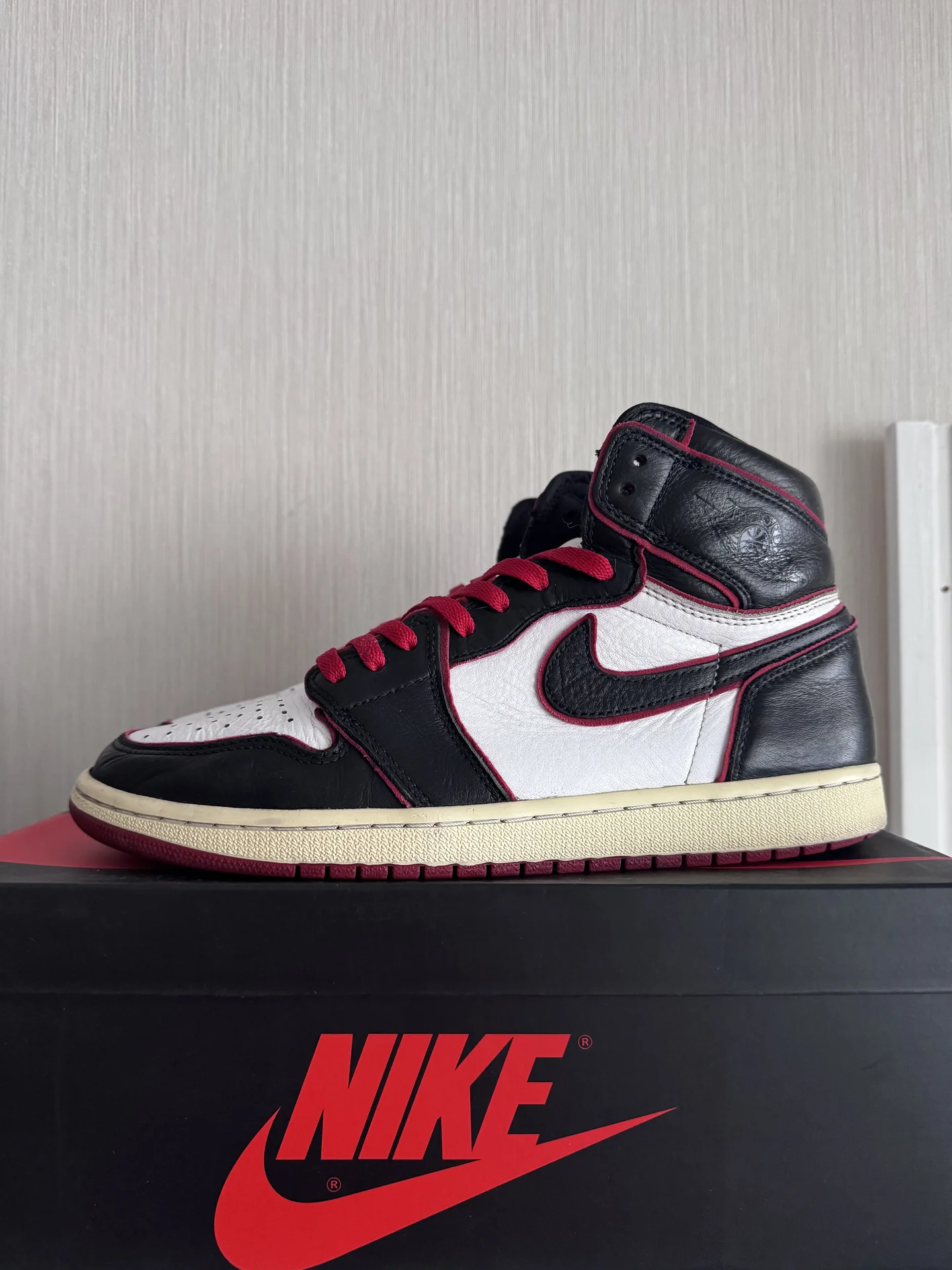 Кроссовки Nike Air Jordan 1 High Bloodline - изображение 1