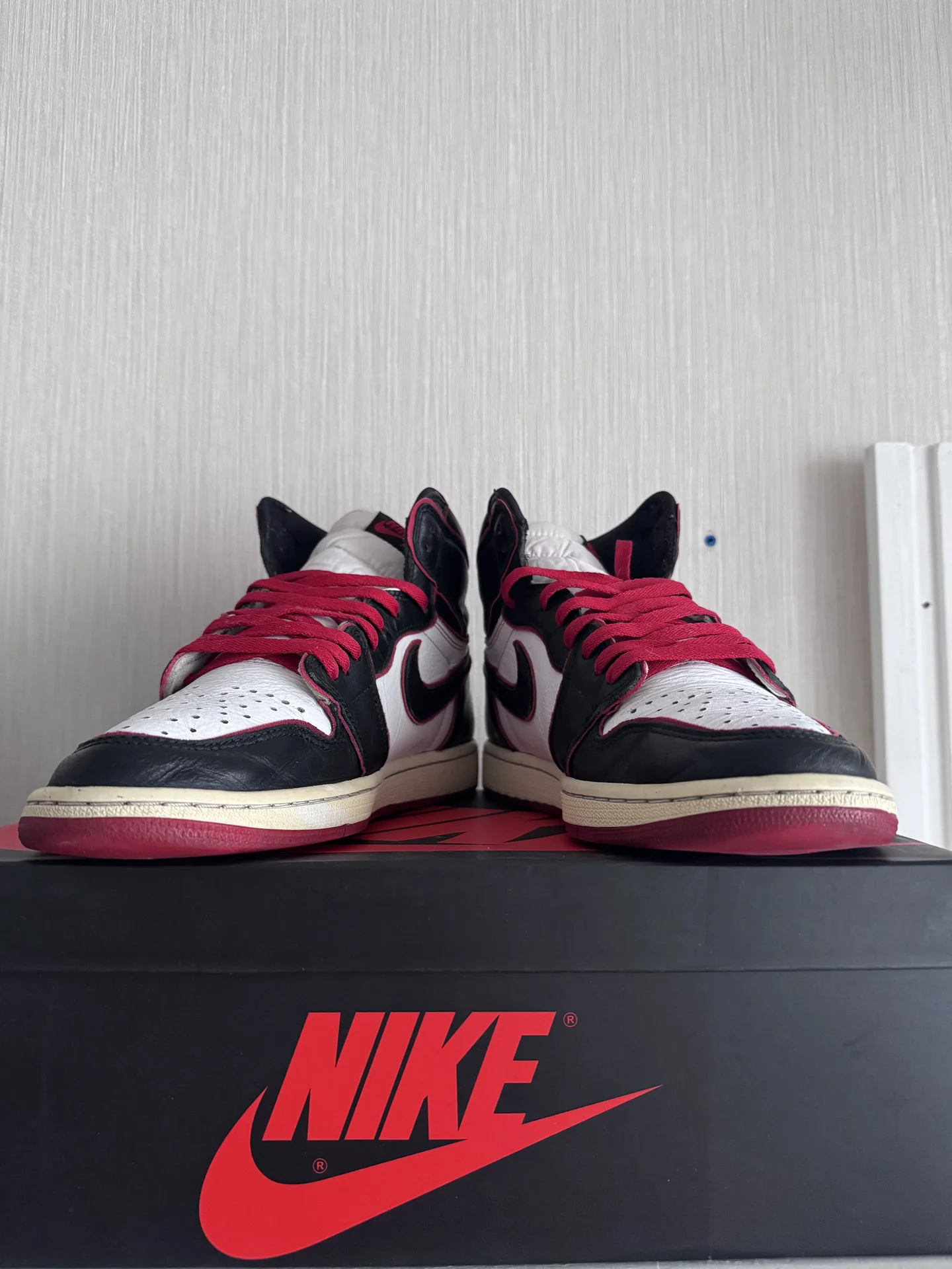 Кроссовки Nike Air Jordan 1 High Bloodline - миниатюра 2
