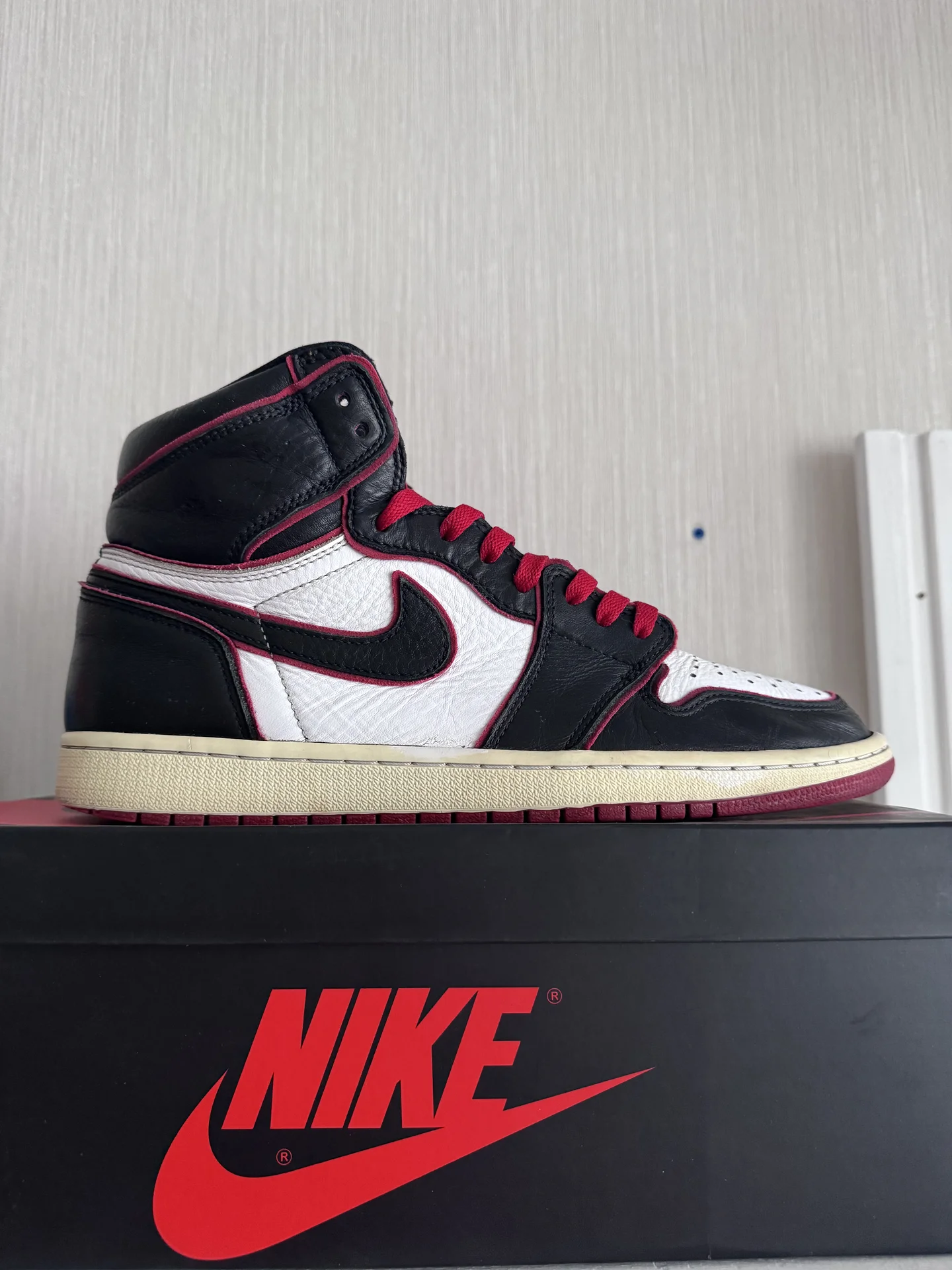 Кроссовки Nike Air Jordan 1 High Bloodline - миниатюра 3