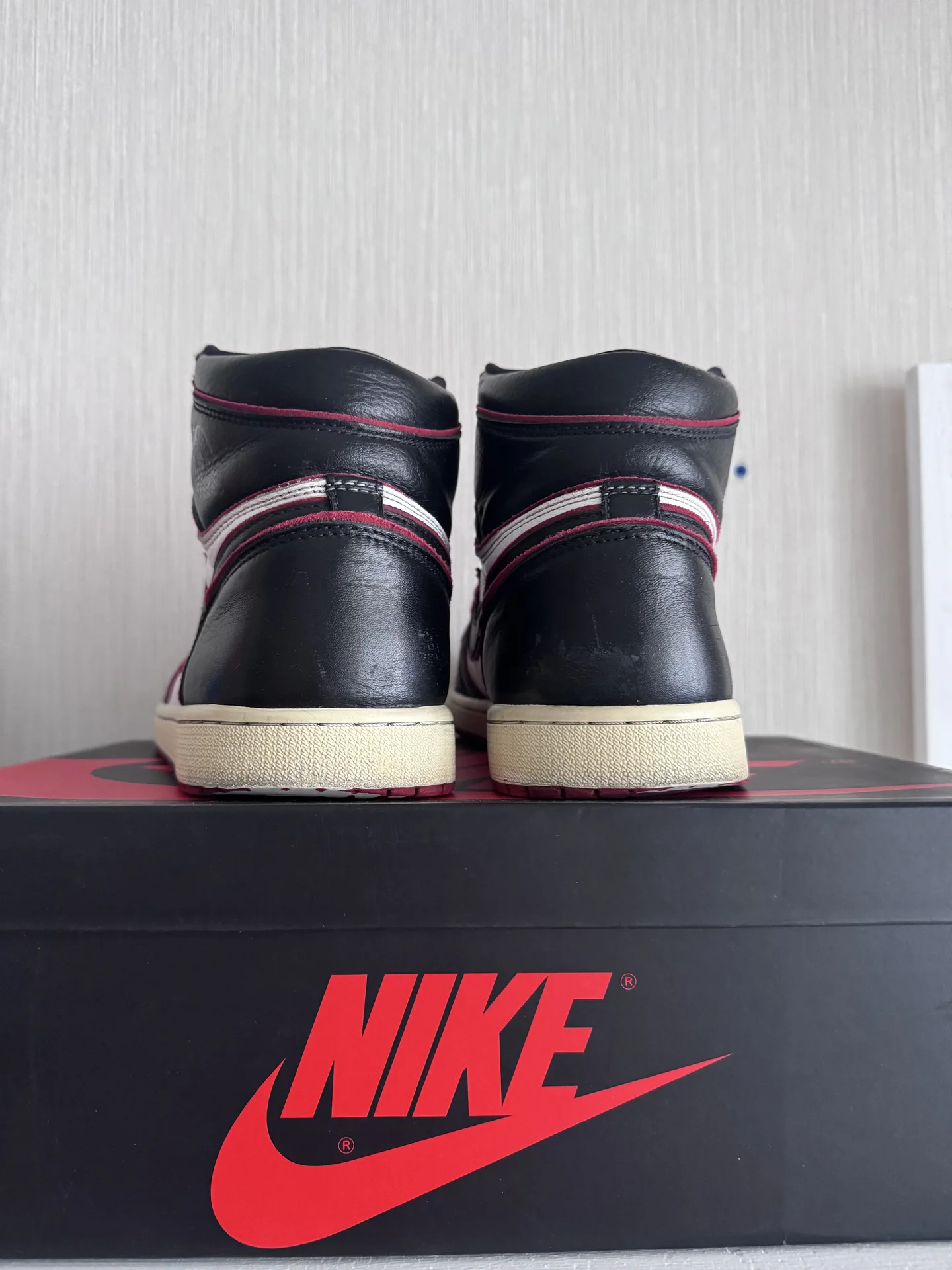 Кроссовки Nike Air Jordan 1 High Bloodline - миниатюра 4