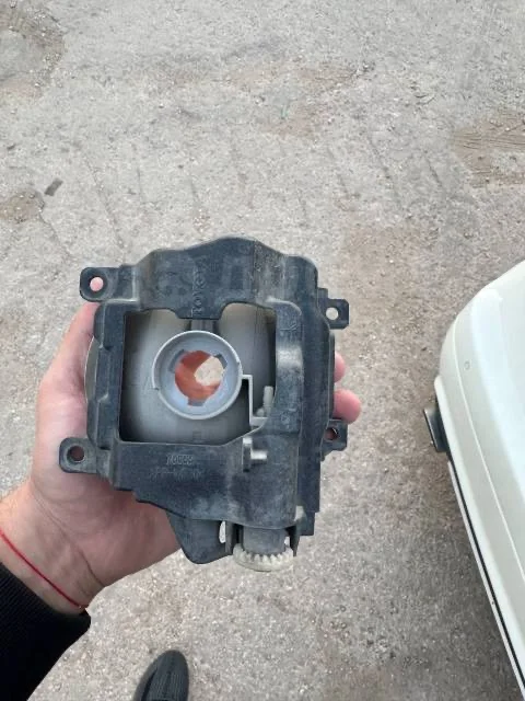 Противотуманная фара на Toyota RAV4, Land Cruiser - миниатюра 2