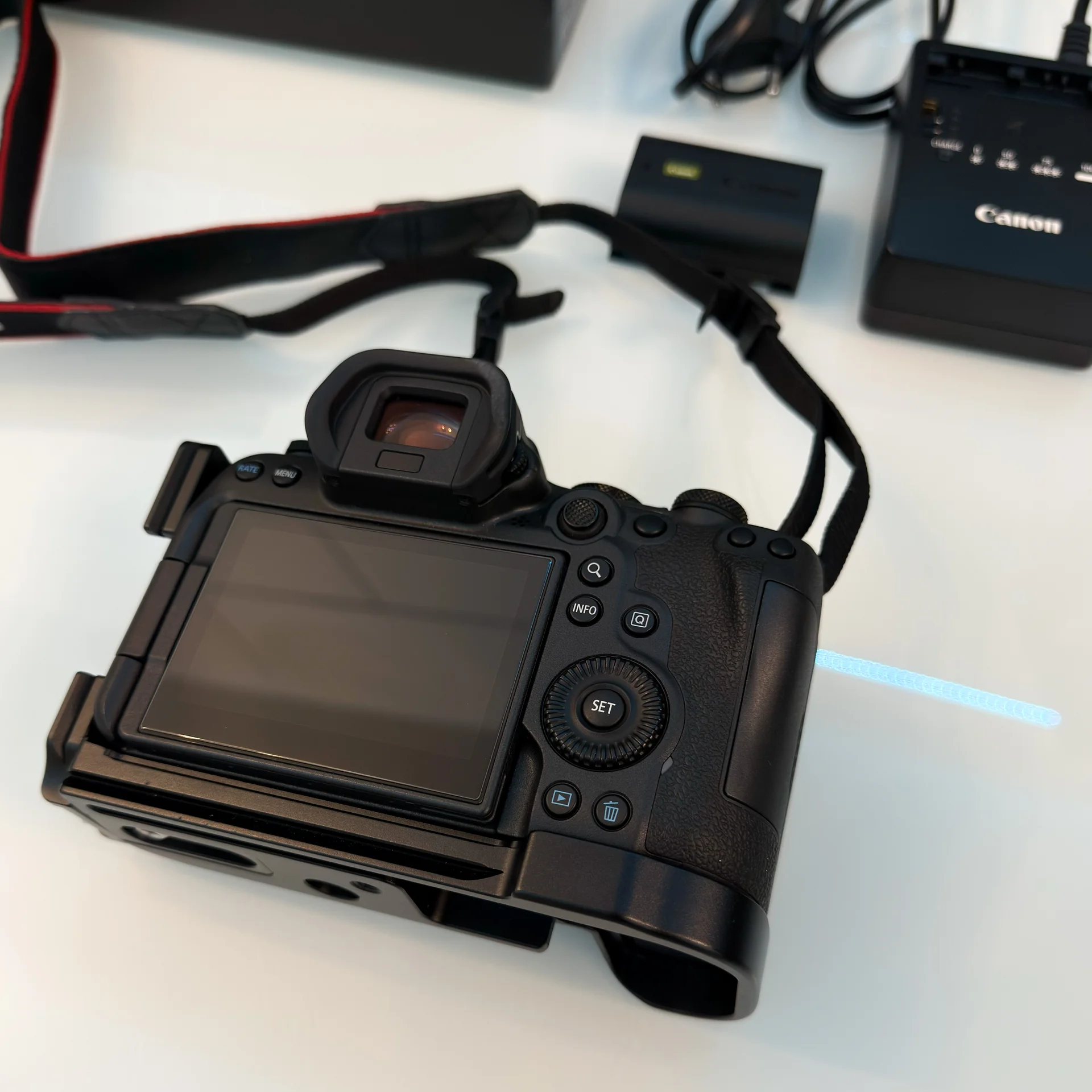 Canon EOS R6 mark lI+зарадяный блок+карты+сумка - миниатюра 3