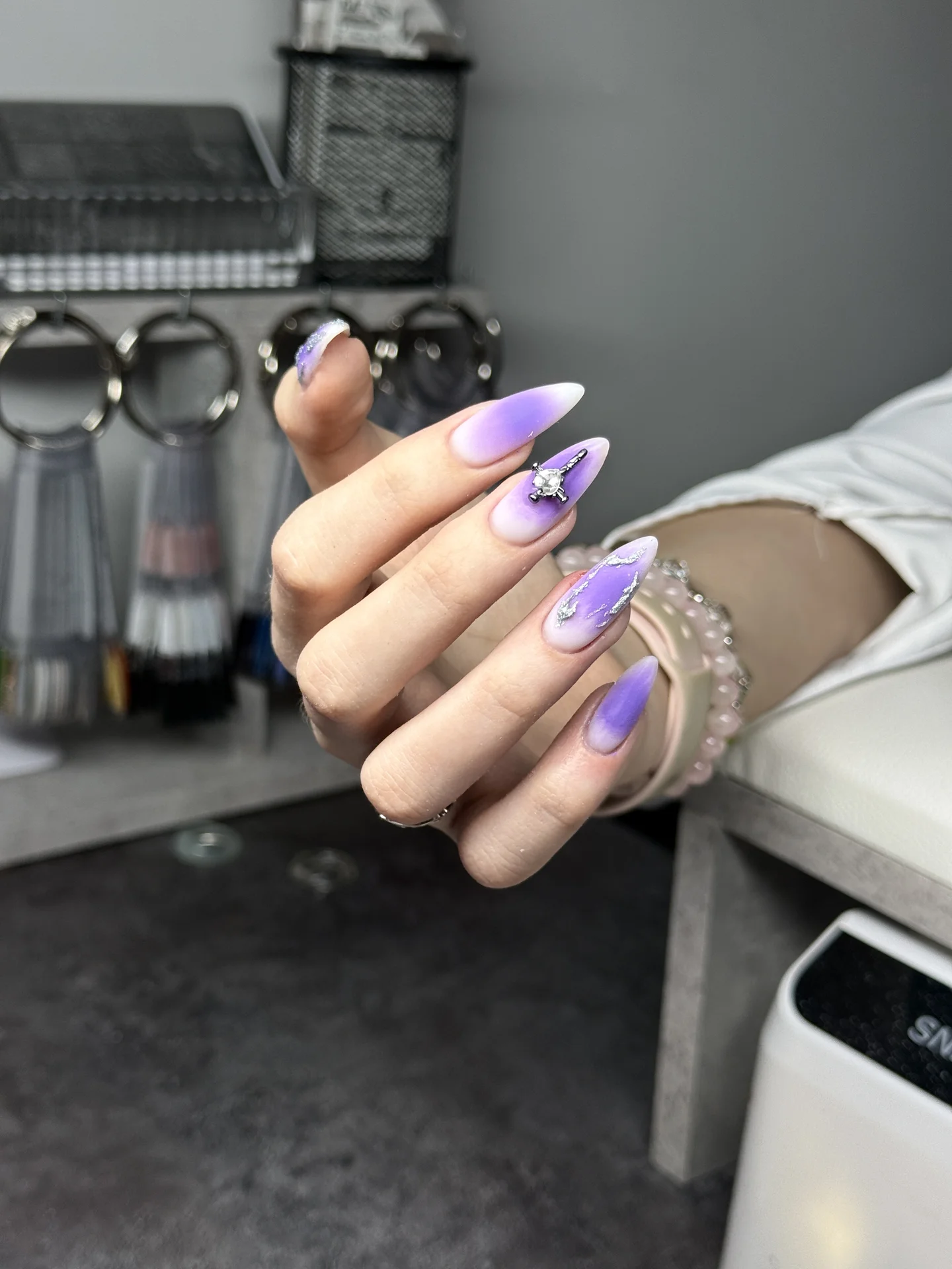 Маникюр с укреплением и однотонным покрытием - изображение 1