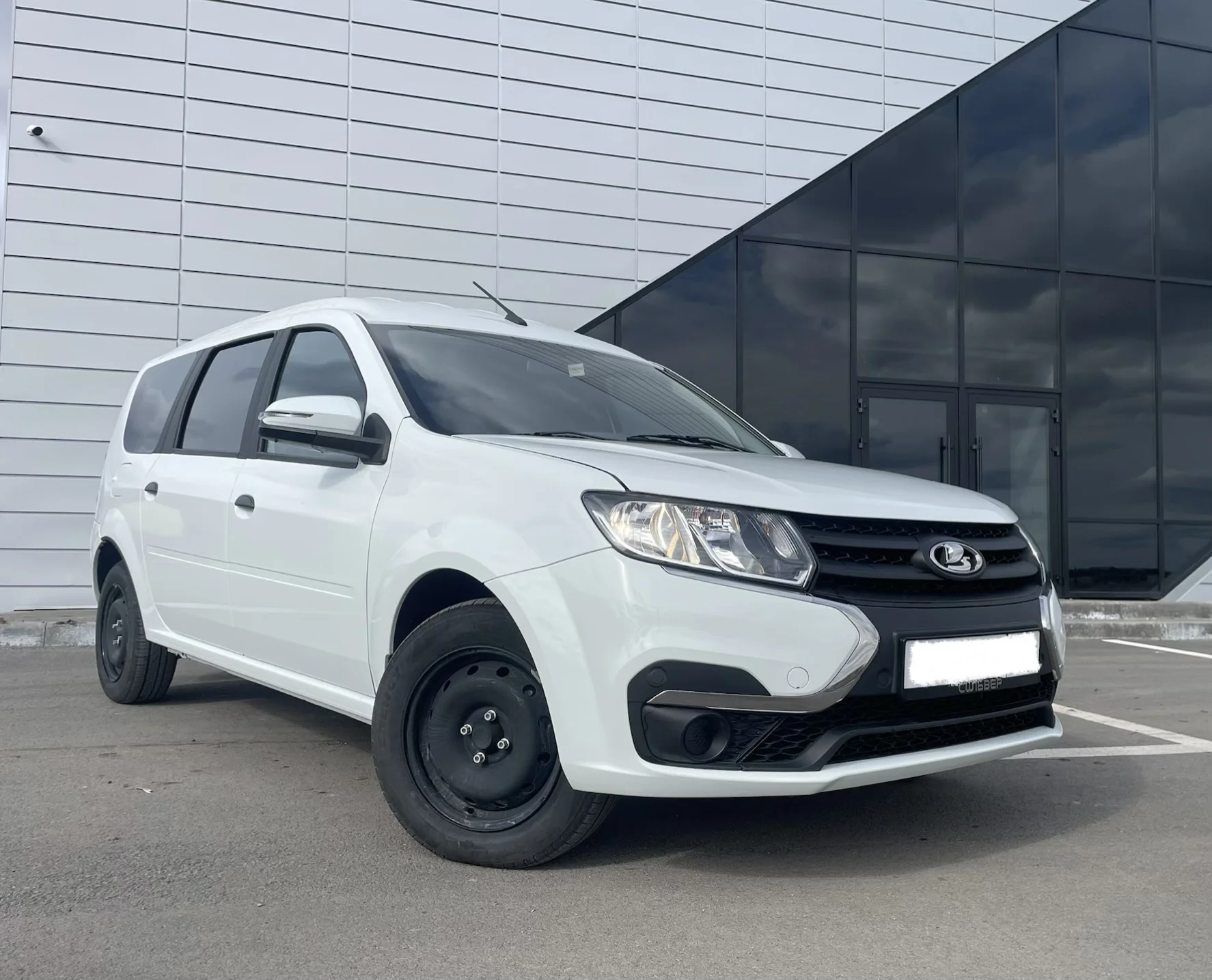 Аренда (прокат) автомобиля Лада Ларгус - изображение 1