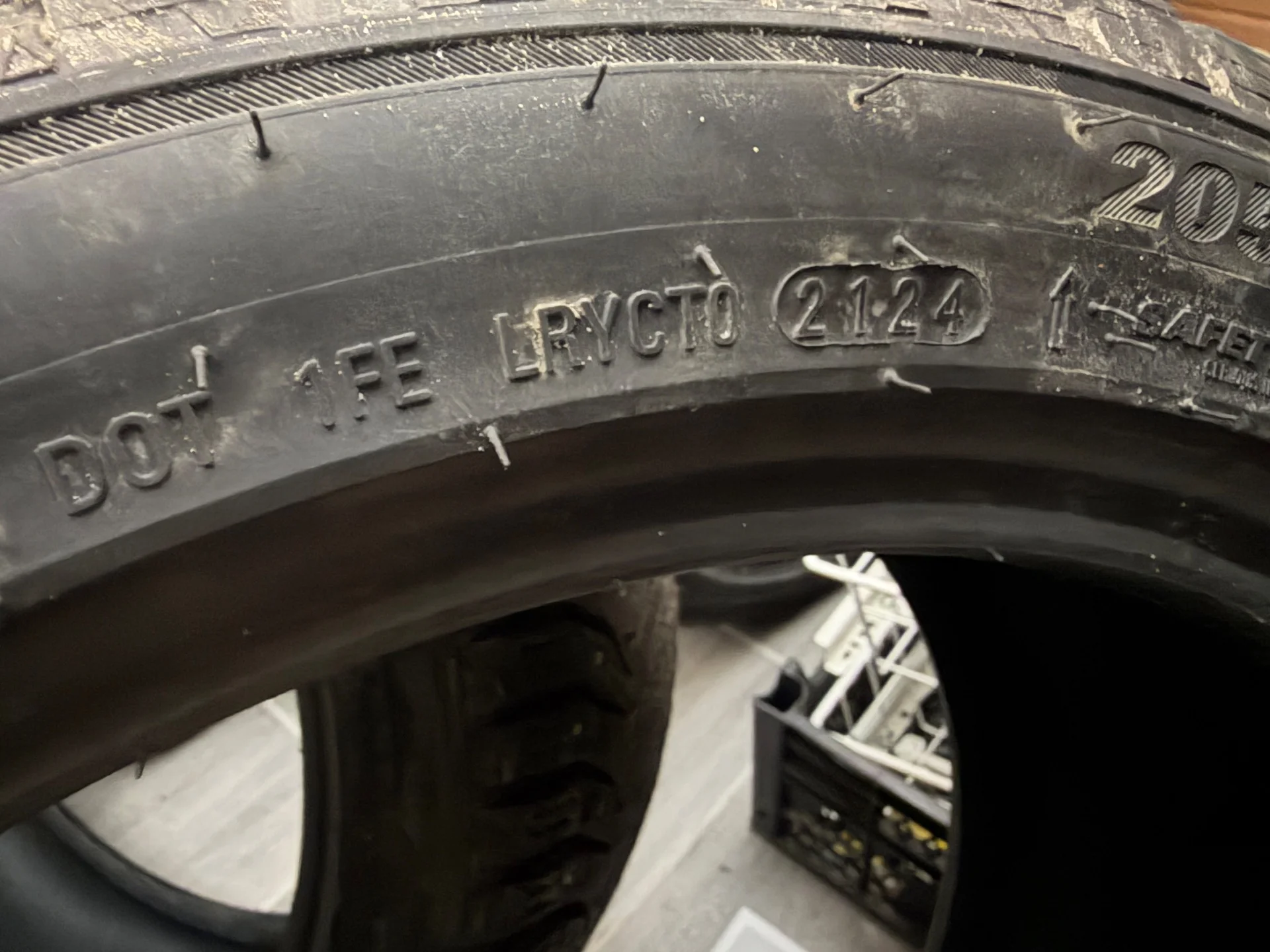 Резина зимняя Kumho 2024 год r17 205/45 - миниатюра 3