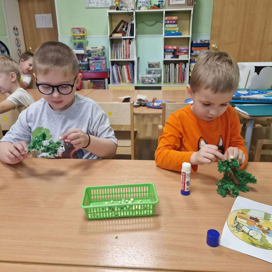 После того как все наши пластилиновые пациенты получили помощь в больнице, я вдруг задумалась: ведь после осмотра и процедур всем-всем обязательно нужно хорошенько отдохнуть! Врачи всегда говорят, что свежий воздух — это лучшее лекарство. Поэтому мы с ребятами решили, что возле нашей картонной больницы обязательно должен быть самый красивый и уютный парк!
