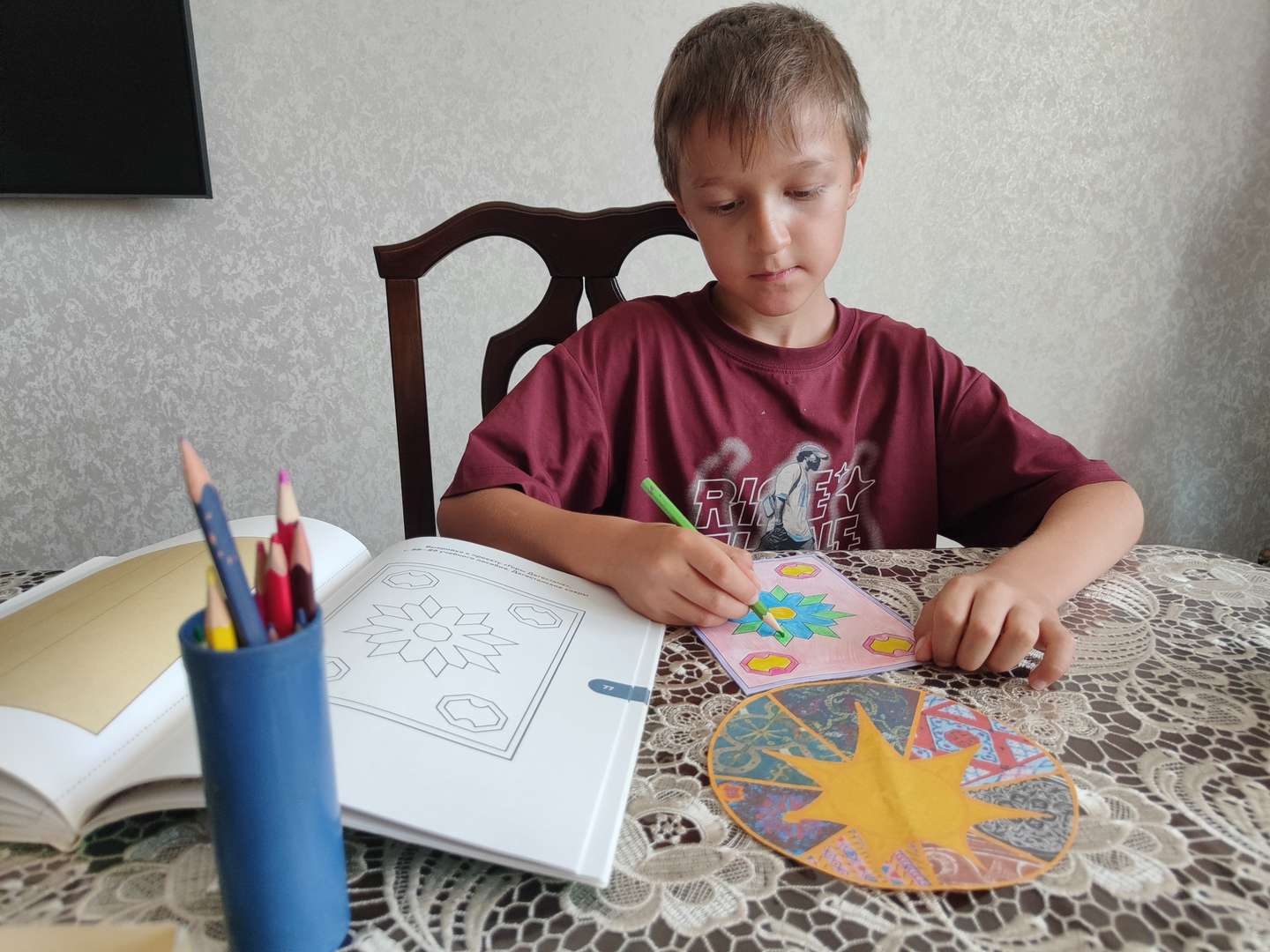 Выполнение деталей. Раскрашивание ковра