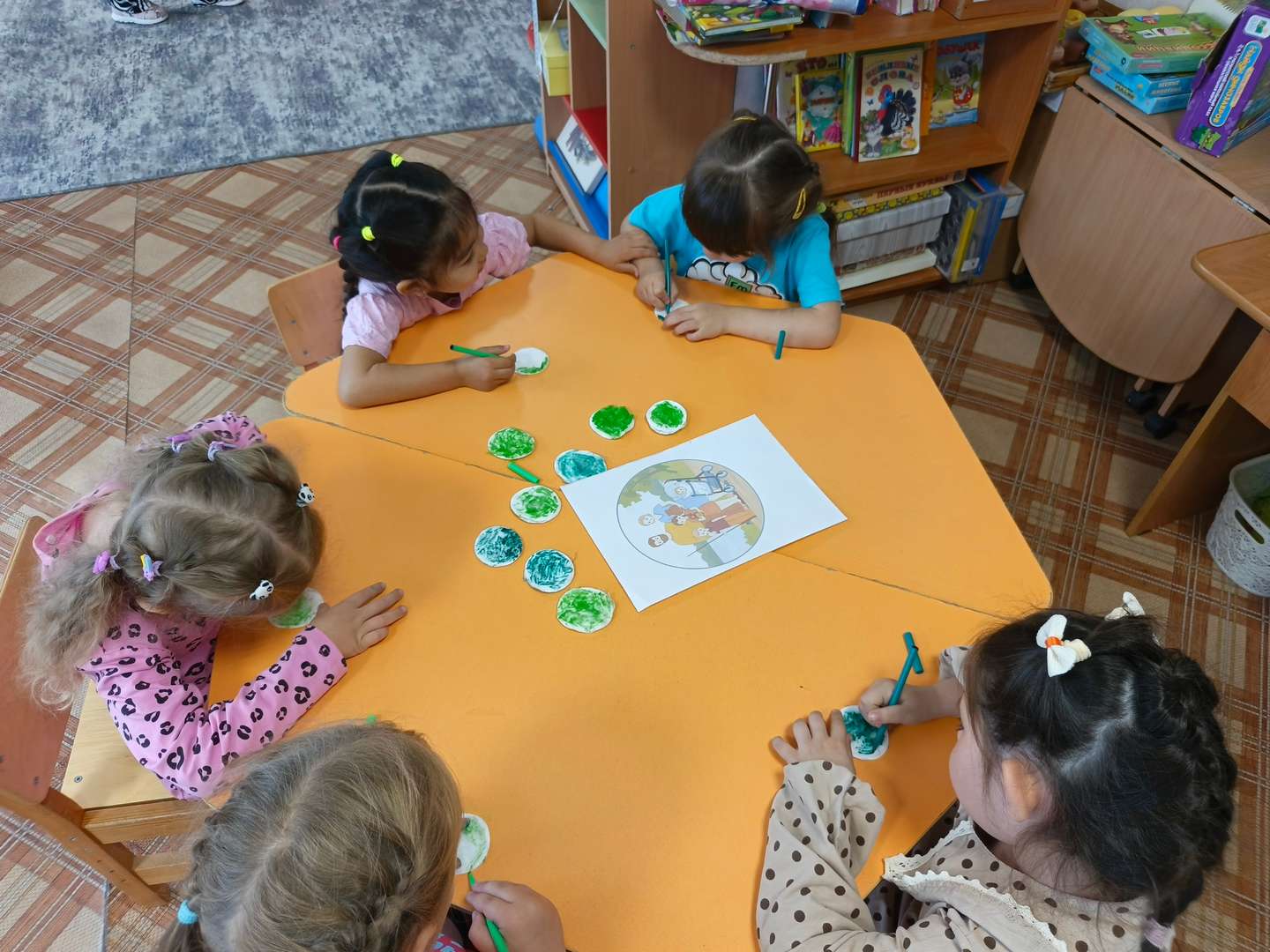 Ватные диски раскрасили в зелёный цвет, превратив их в кроны деревьев.