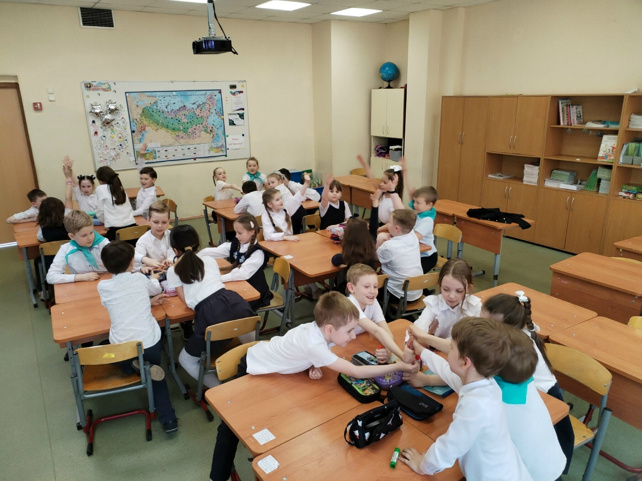 В самом начале урока ребята распределились на команды, выбрали капитанов.