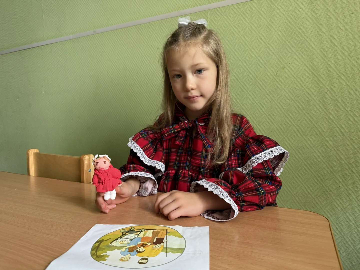 Чтобы вы могли по-настоящему подружиться с моим любимым районом, я создала свою маленькую копию! Я очень старалась и сама слепила из пластилина крошечную Настю. Она получилась совсем как живая! Теперь эта отважная пластилиновая девочка станет главным экскурсоводом в нашем мультфильме. Она с огромной радостью проведет вас по всем потаенным уголкам и расскажет самые удивительные истории! Давайте скорее начинать наше путешествие!