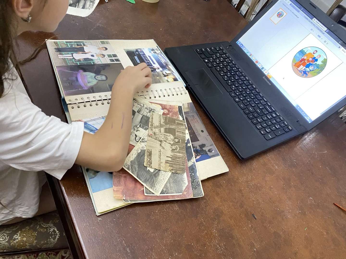 Джувайрият изучает семейный архив