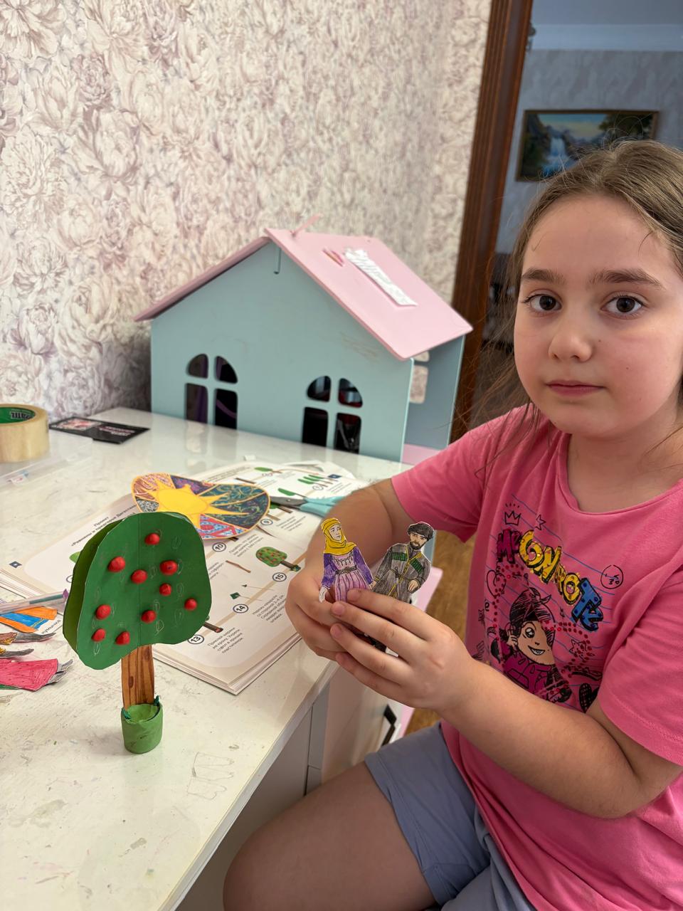 Делаем яблони для сада, используем цветную бумагу, картон и пластилин. Горцев и горянок также выполняем из бумаги, разукрашивая их костюмы цветными карандашами.