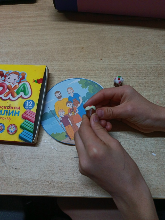 Из пластилина, ваты сделали куличи и пасхальный яйца. Из бумаги - творожную пасху.