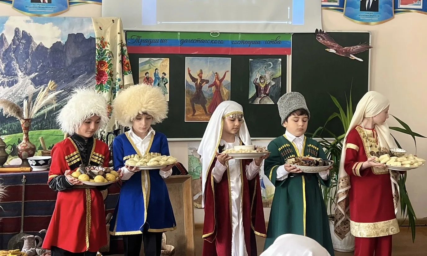 каждая группа представляет хинкалы своего народа,рассказывают как их готовят