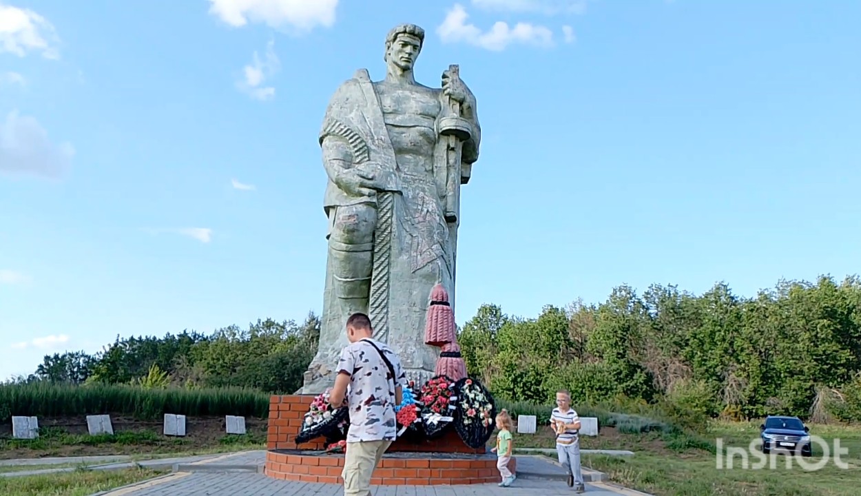 Мемориал, посвещенный погибшим односельчанам во время Великой Отечественной войны.