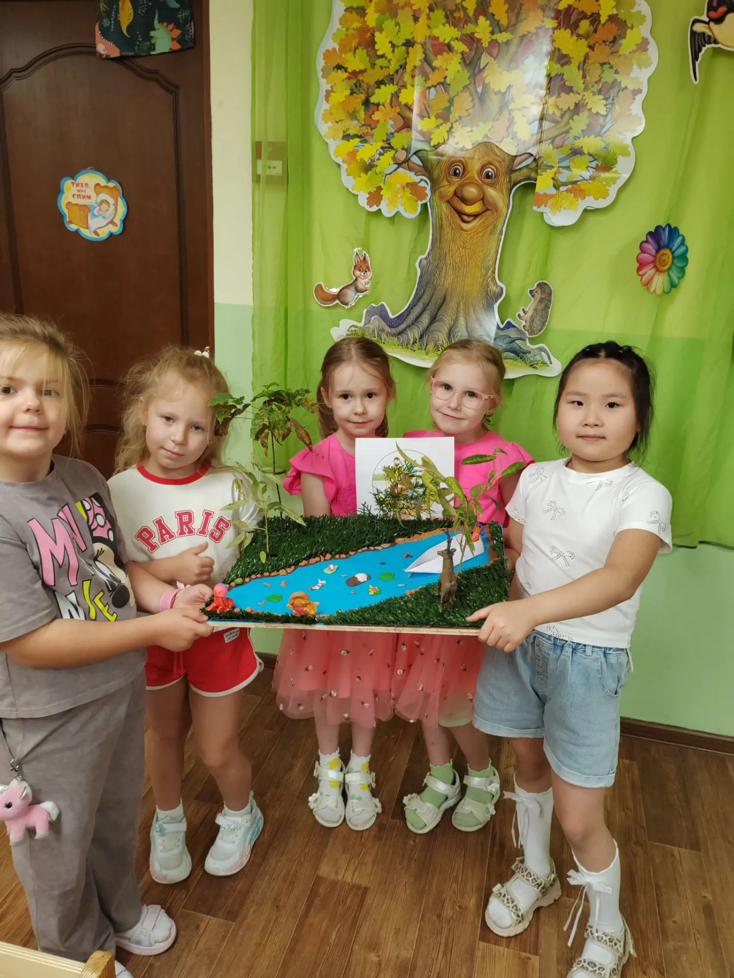 О, Карелия! Наша поделка получилась такой живой и чудесной. Мы смотрели на эти лодочки среди островков и камней и представляли, как люди на них плывут мимо лесов и скал, дышат чистым воздухом и радуются солнышку. Это было самое настоящее путешествие, которое мы создали своими руками! 🚢🌲