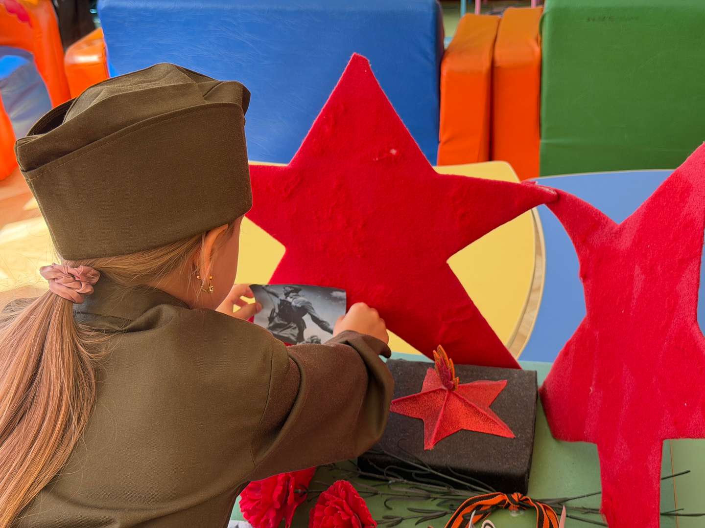 На первом красном звёзде клею важные события из ВОВ фотографию своего дедушки.