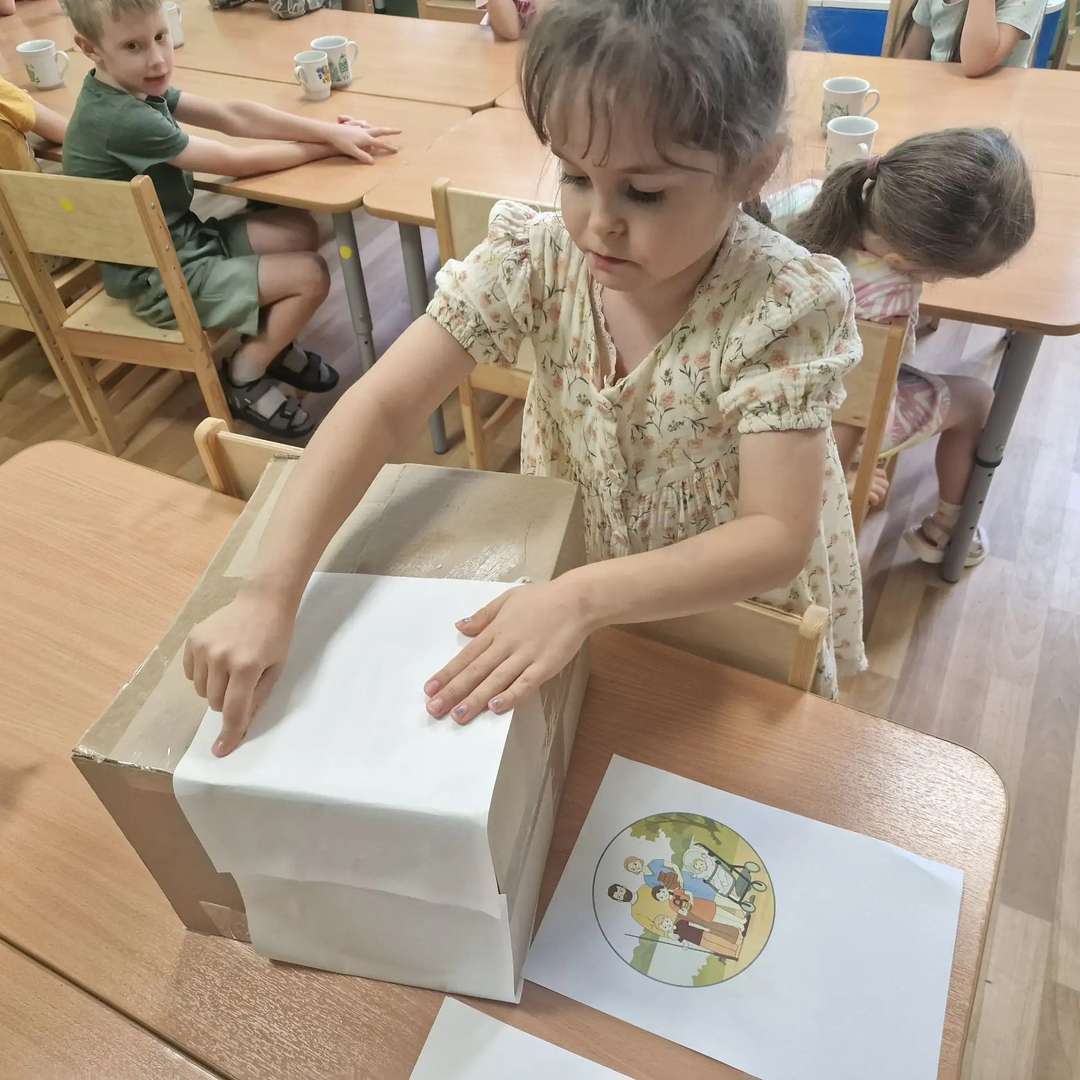 Мы с ребятами в группе так увлеклись игрой, что решили не просто играть, а построить самую настоящую, огромную больницу! Мы нашли в садике картонную коробку, и тут началось настоящее волшебство. Моему восторгу не было предела, когда мы вместе принялись за дело!
Мы с таким азартом превращали обычный картон в современный медицинский центр. Я сама командовала, где у нас будет приемный покой, а где — операционная, совсем как у дедушки. Мы рисовали на стенах красные кресты, вырезали окошки и приклеивали полочки для наших игрушечных лекарств и бинтов.
Это же не просто коробка, это был мой первый собственный госпиталь, где мы с друзьями можем спасать всех игрушечных зверей и кукол. Я прыгала от радости и гордости, ведь теперь у меня есть настоящее место для работы, как у папы в клинике или у бабушки в больнице. Строить всем вместе — это так круто, особенно когда ты создаешь что-то такое важное и доброе!