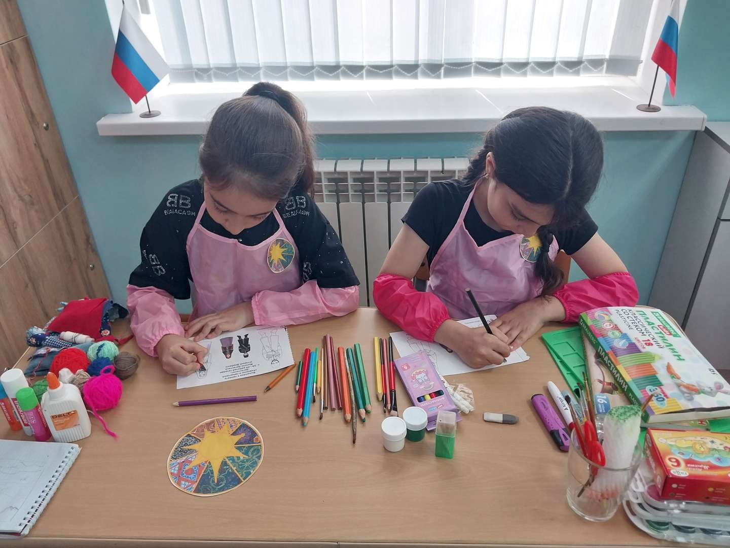Изготовление фигурок людей и их роспись.