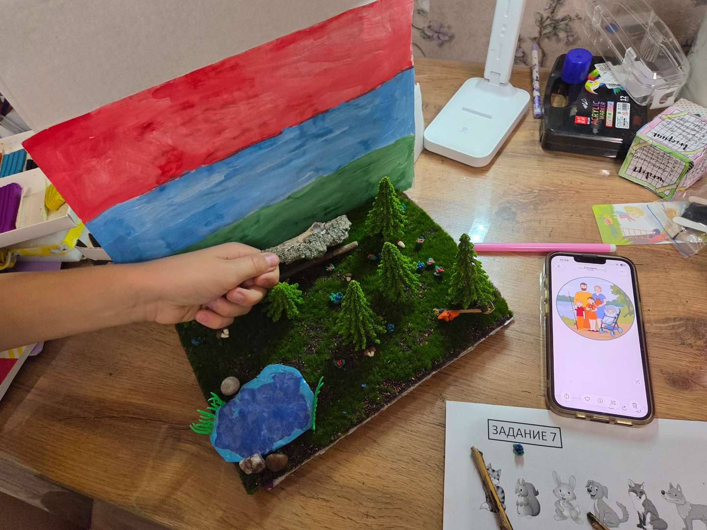 Расстановка элементов поделки. Установлено озеро, камни, разложены грибы и кусты ягод, укладывается природный материал (часть коры дерева и кусочки веточек - имитация лесной обстановки)