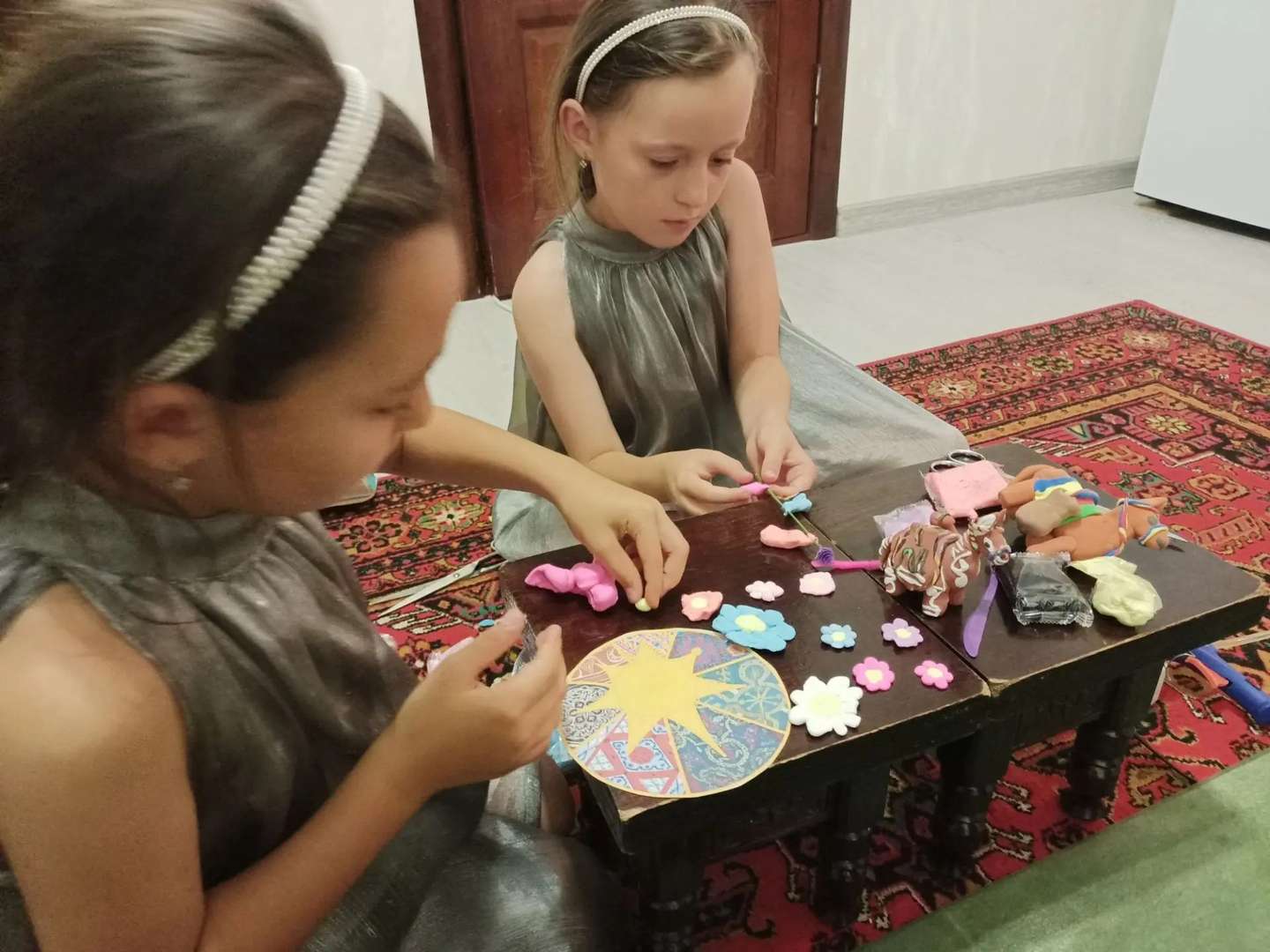 Изделия из пластилина (цветы, животные, предметы быта...)