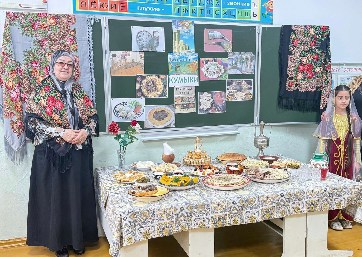 Ученица в национальном костюме кумыков