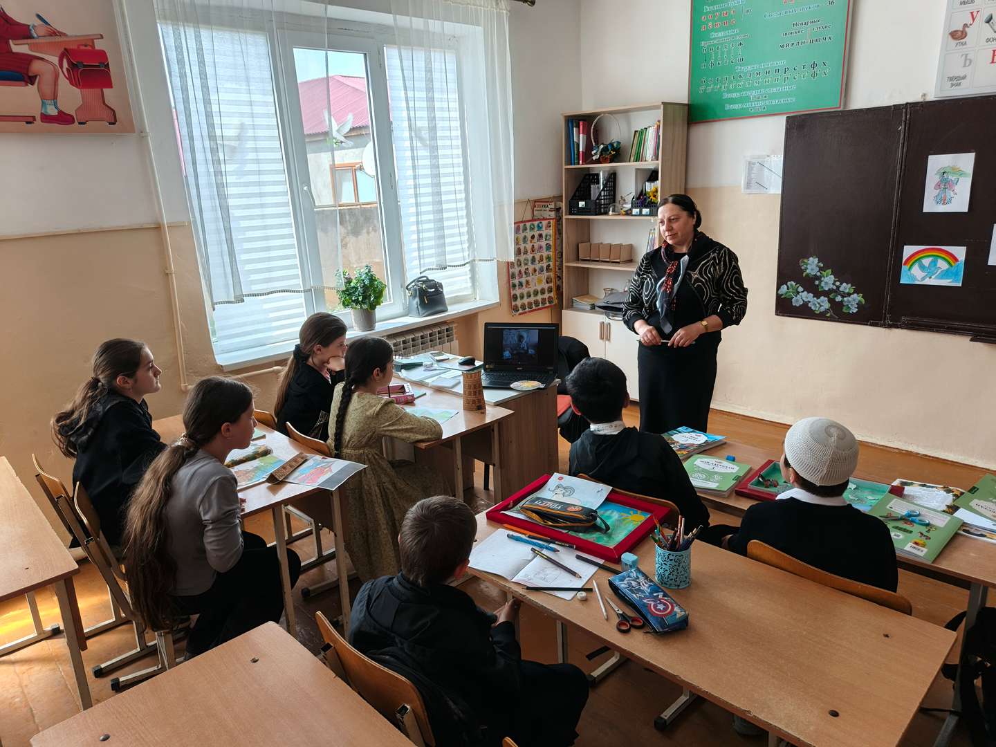 На каждом занятии смотрим видеоролики. Так развиваем патриотизм и прививаем любовь к малой родине. 