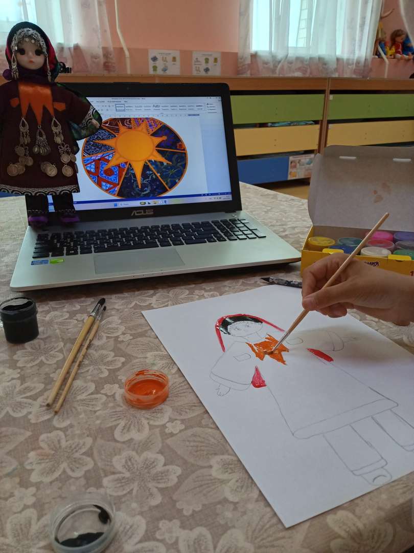 Далее начал красить красками 🎨. Использую яркие цвета, внимательно изучаю наглядный пример — куклу в народной одежде Лакцев.