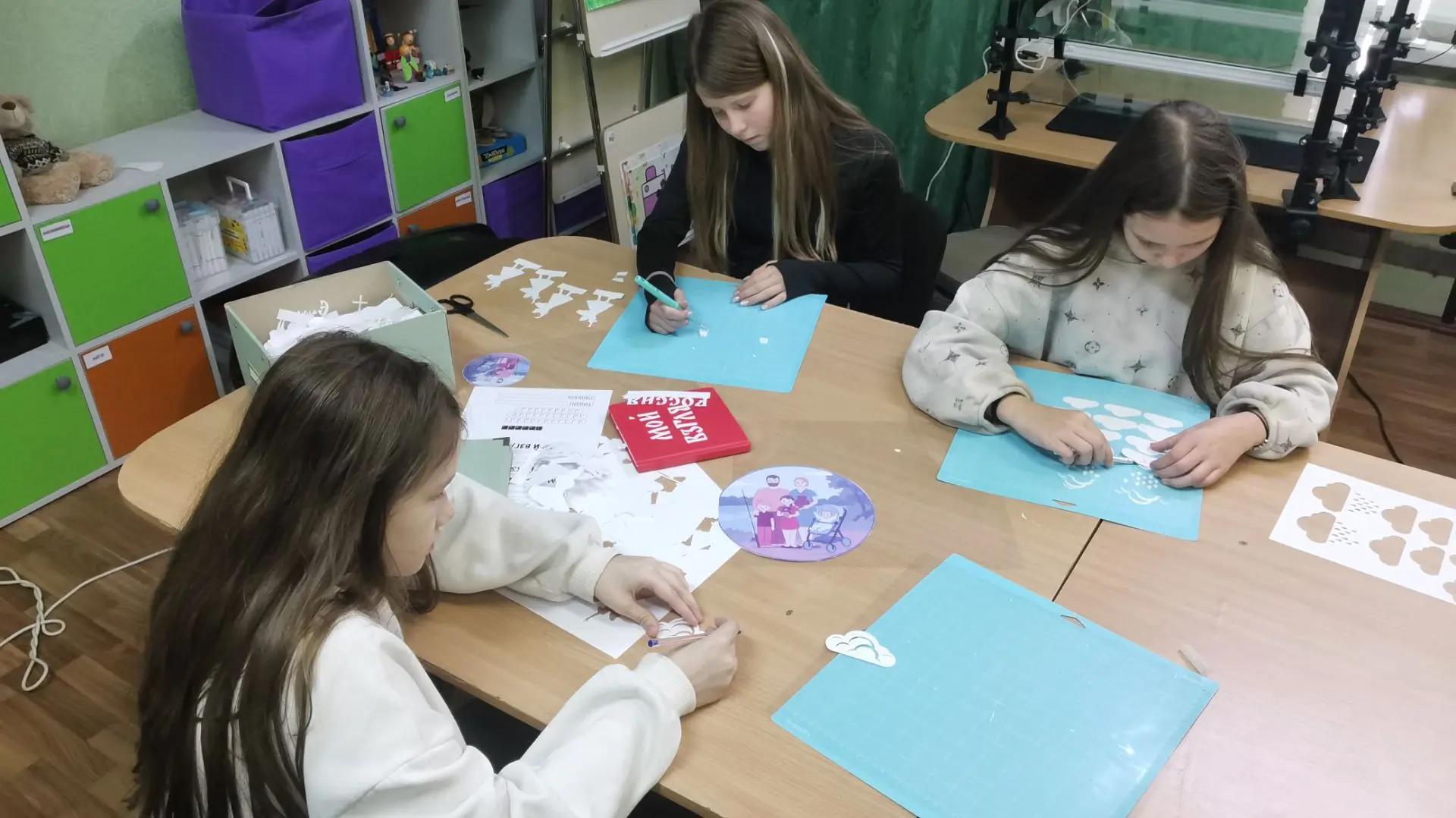 Высвобождаем наших героев из бумажного плена. Этот процесс похож на работу скульптора: мы отсекаем всё лишнее, чтобы осталась только суть — узнаваемый силуэт.