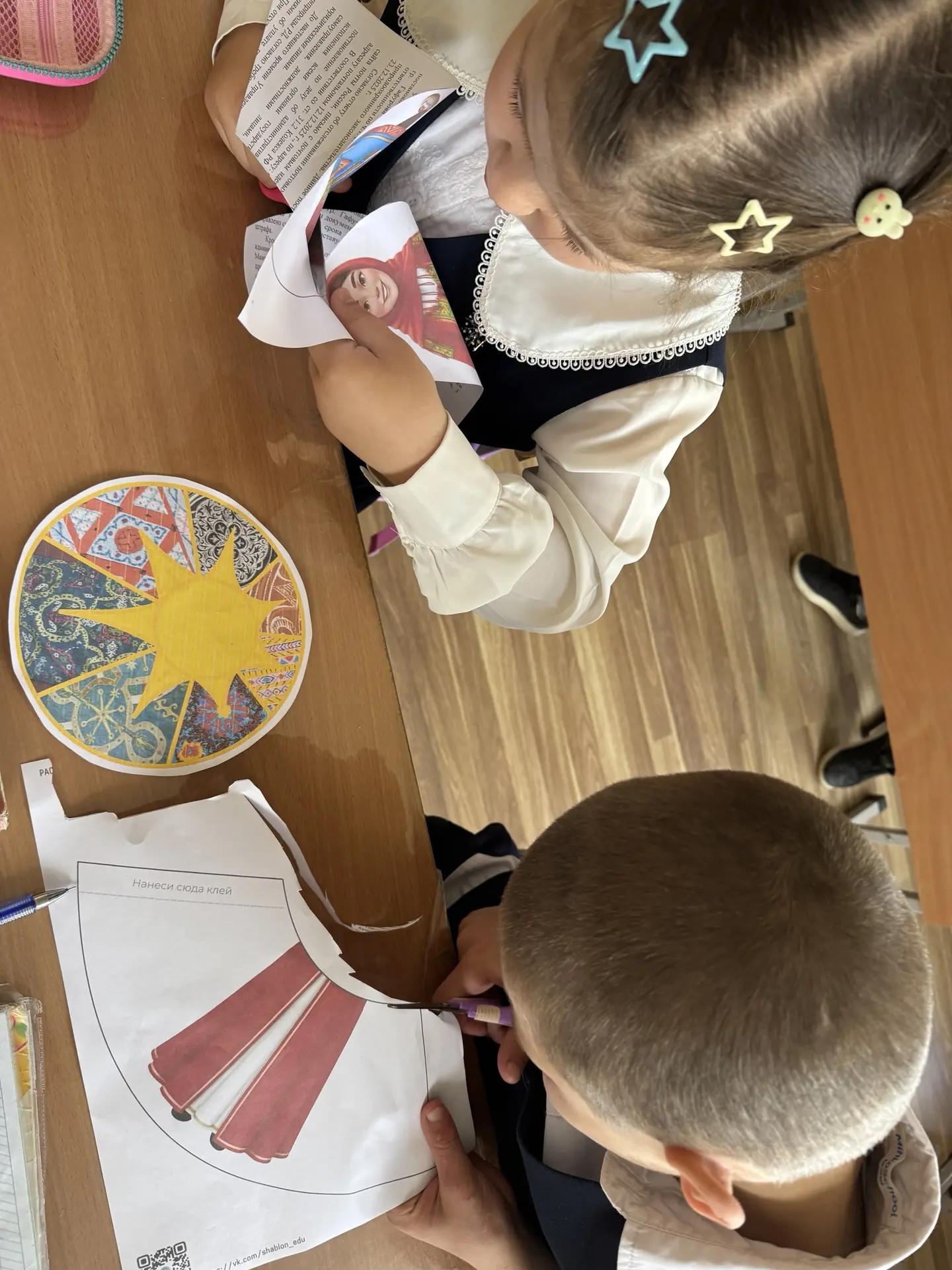вырезают детали