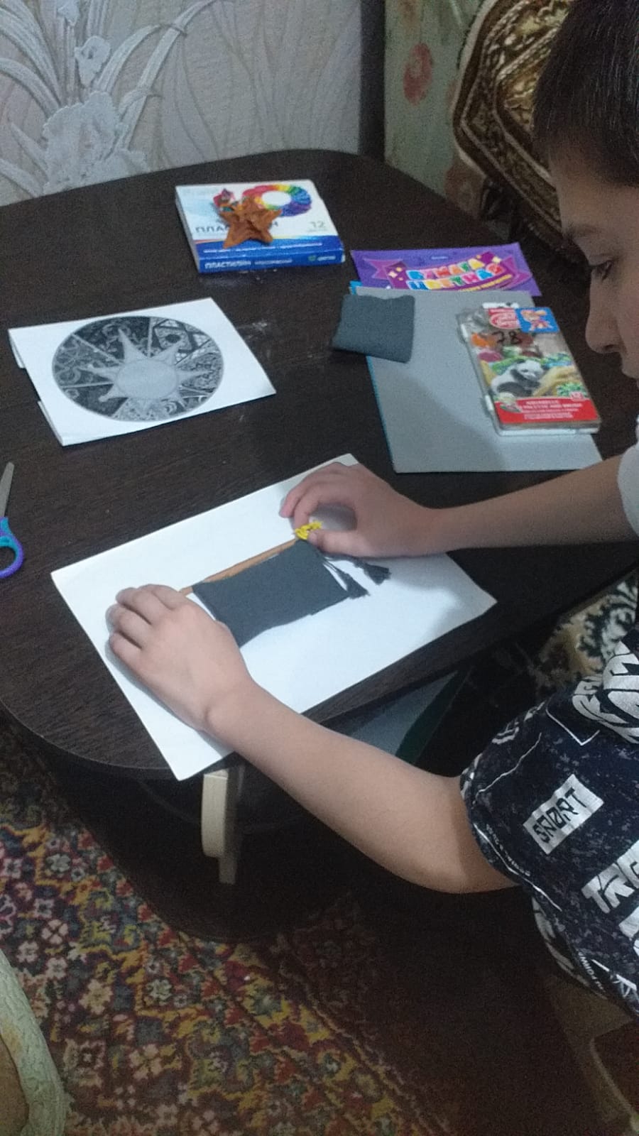 Для полотнище флага я использовал ткань серого цвета,потому что серый цвет символизирует скорбь,строгость,достоинство и вечную память.Закрепил полотнище на древко,затем взял кисти и пришил их к шнуркам,а шнурки пришил к полотнищу флага. Навершие флага слепит из пластилина.Также слепил серп,молот и звезду и закрепил внутри навершия