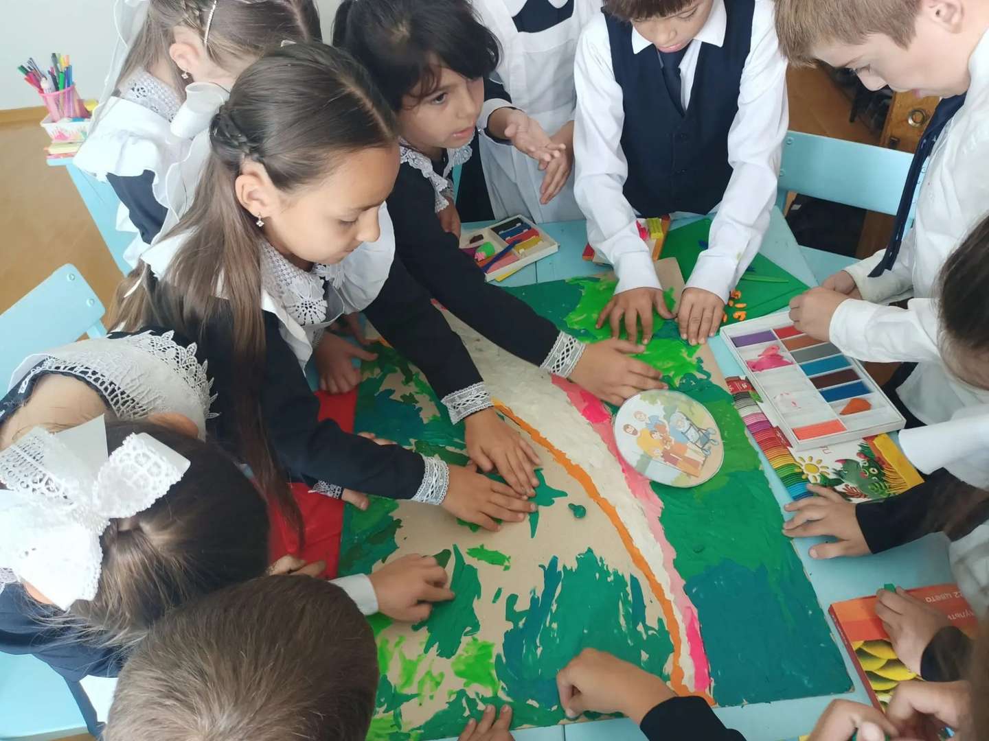 Используя пластилин, имитируем зелень.