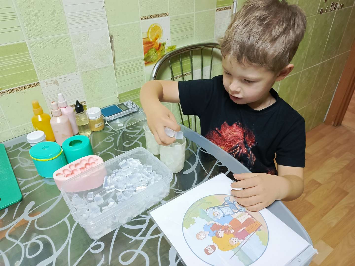 Раскладываем кубики мыльной основы по стаканчикам.