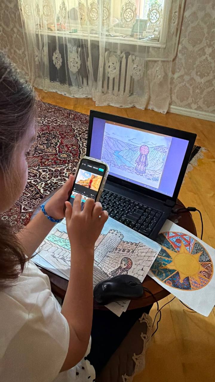 6. Финальная сборка и монтаж
Рашидат со взрослыми отмечает, какие места и события должны появиться в истории, в каком порядке, выбирает как вырезать лишние паузы и склеить видео на телефоне воедино.