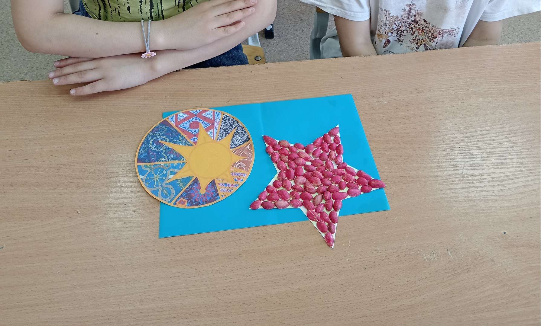 Наклеили красные фисташки