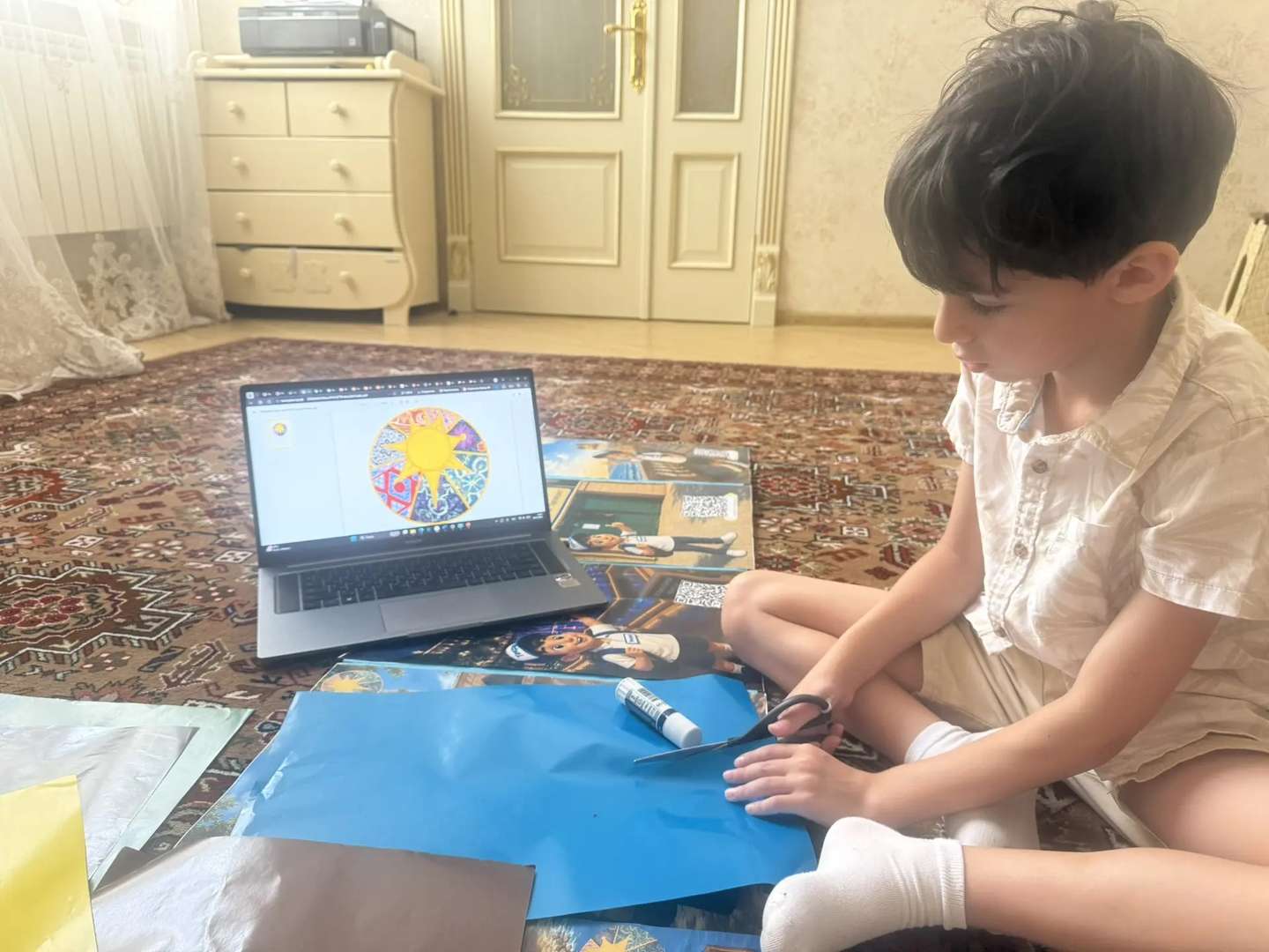 Создаю корпусную конструкцию для листов формата А3. Склеиваю каждый лист на корпус так, чтобы проект можно было бы установить в школе в музейном уголке