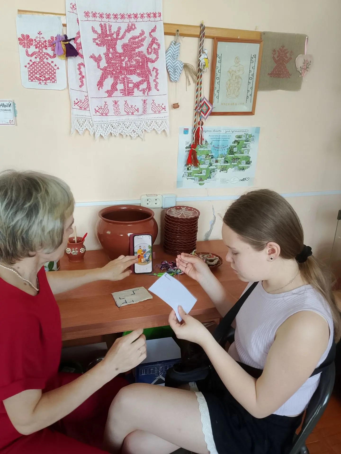 Невозможно представить сервировку стола без салфетки. Ее я решила сделать именной. Для наших мест традиционной является вышивка крестиком. Красными нитками вышивали на праздничных одеждах и убранстве.